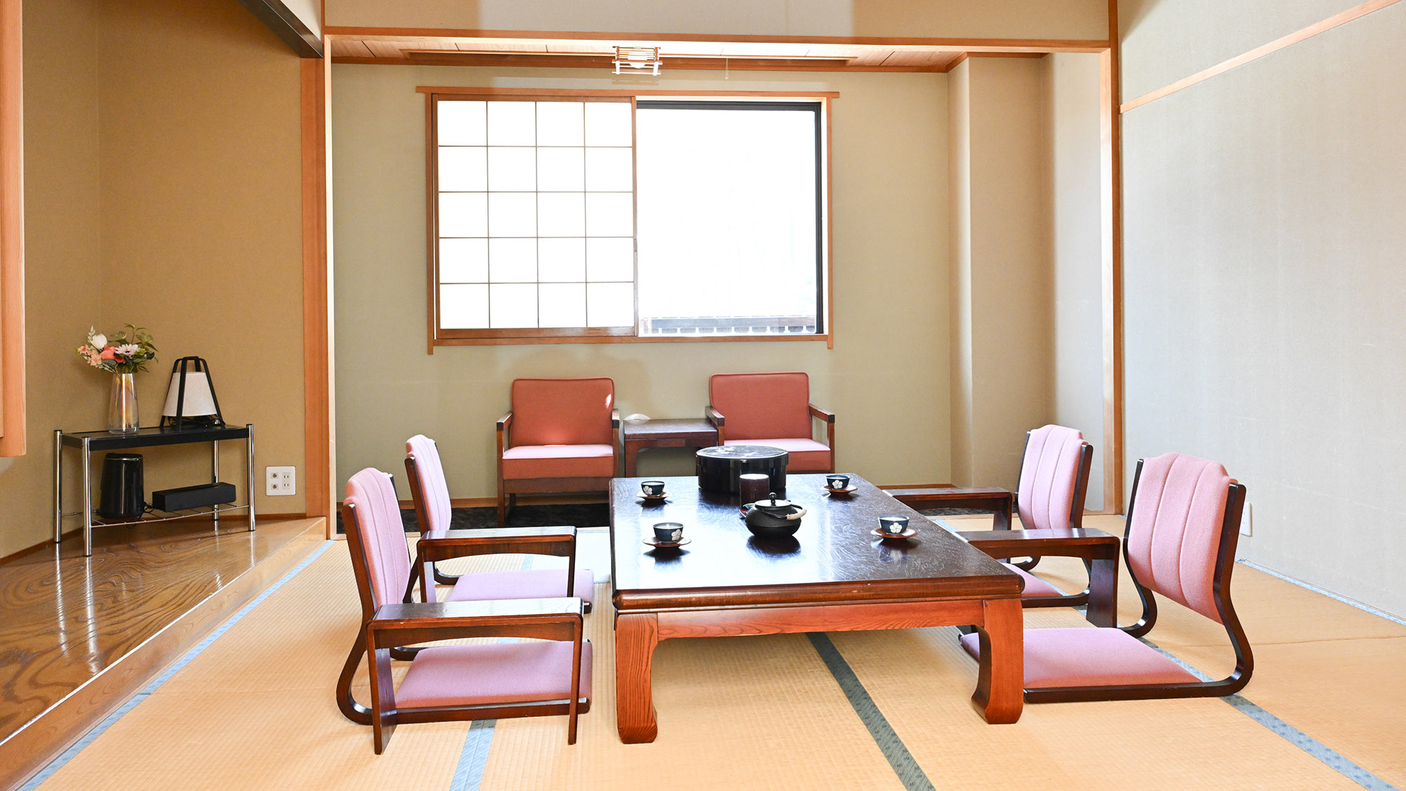 ・【3階和室（バス・トイレ付）】最大4名様まで宿泊可能。ご家族やお友達同士でのお泊りに最適です