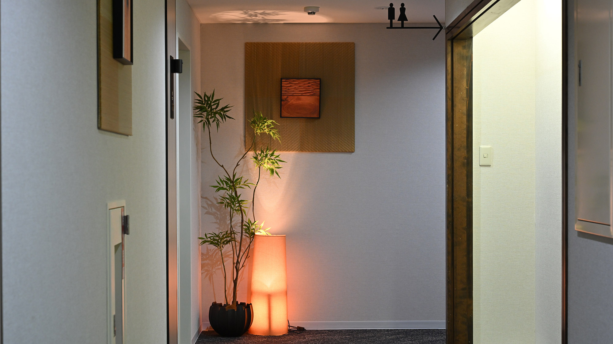 ・【廊下】適度な明るさを保つように調光しております