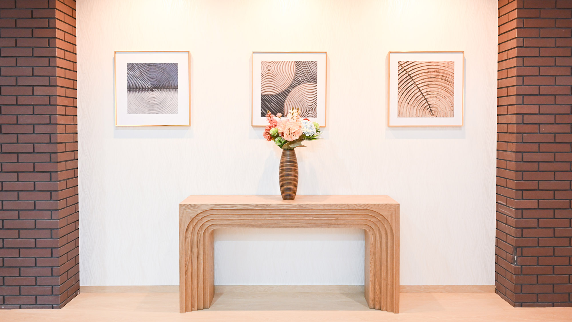 ・【ロビー】温かみとモダンな佇まいを兼ね備えた空間です