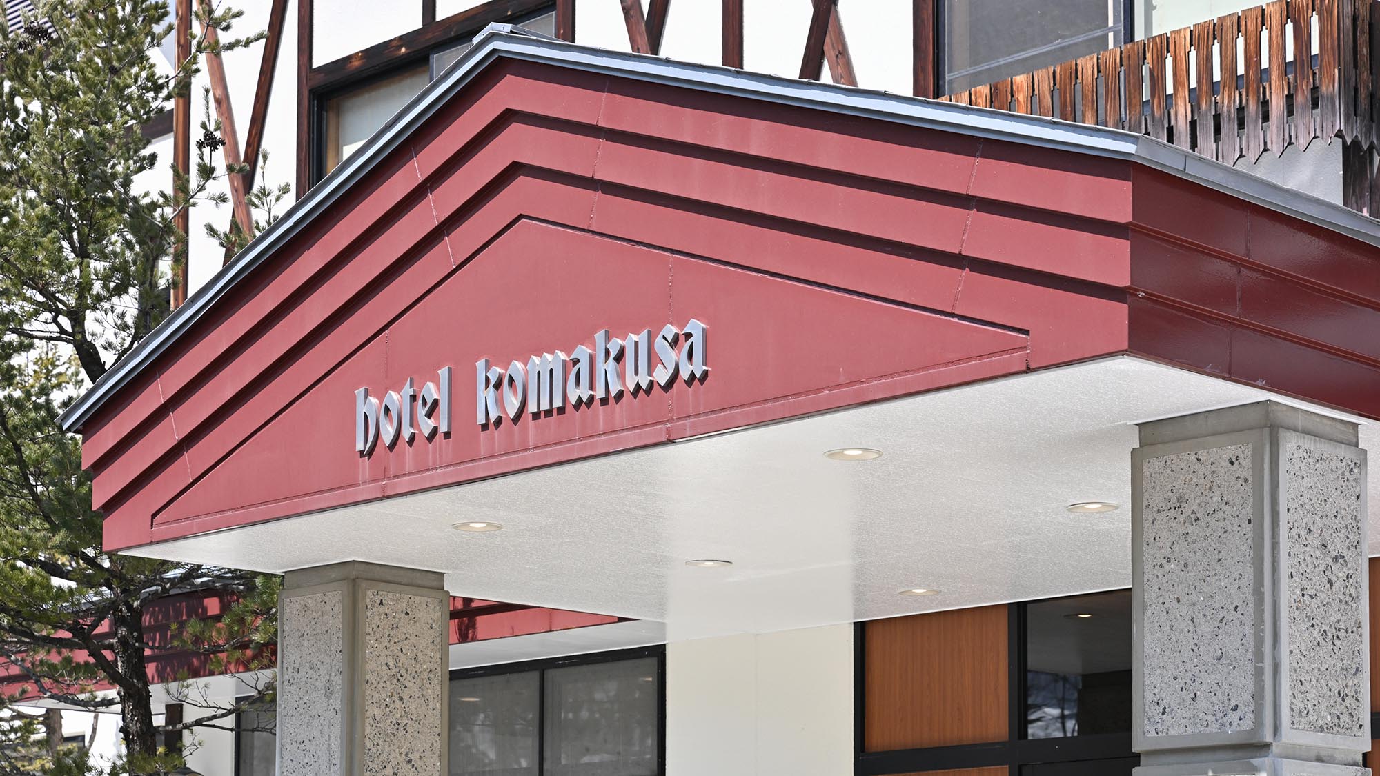 ・【外観】ホテル前のバス停から上高地や乗鞍岳行のバスに乗車できるので便利です