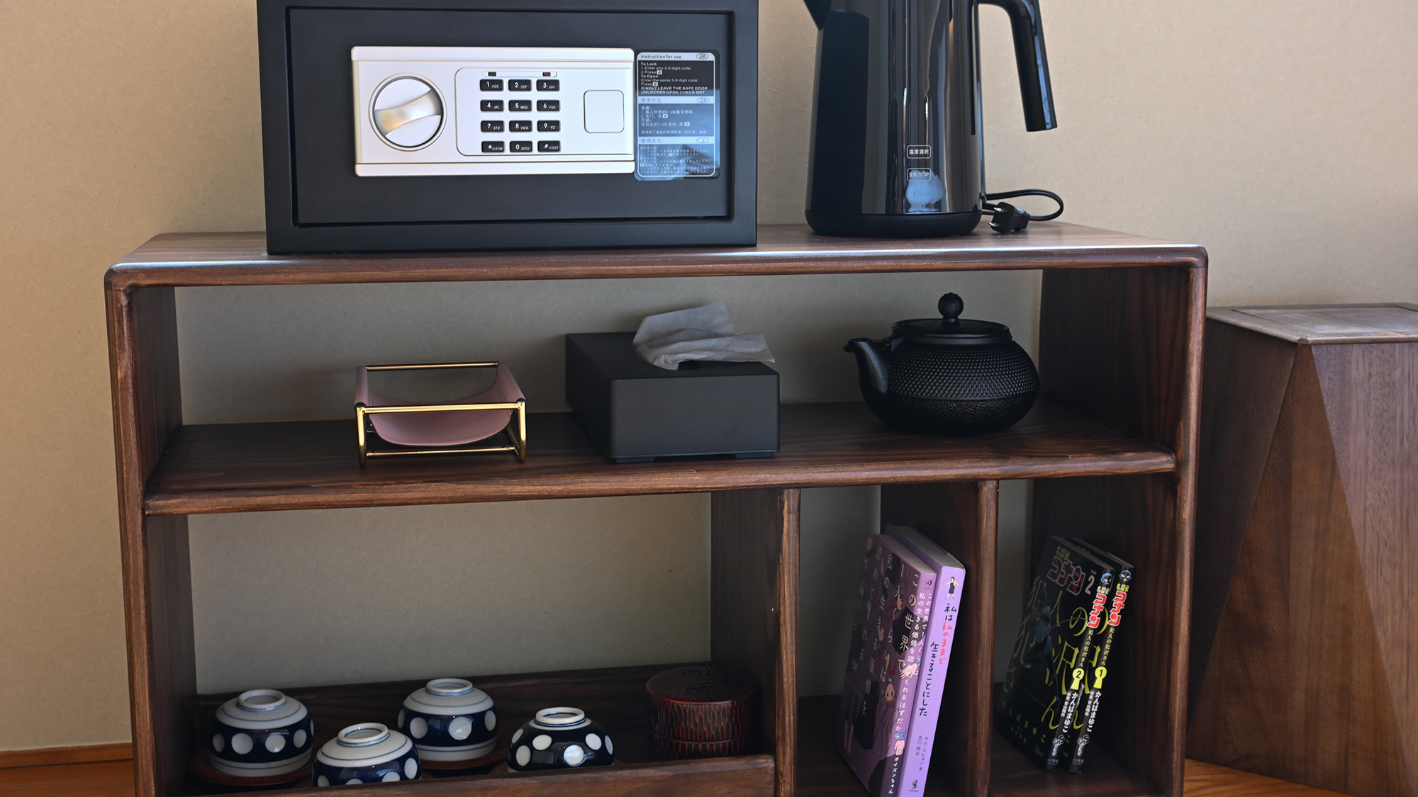 ・【2階和洋室（トイレ付）】金庫や電気ポット、お茶セットなどあると嬉しい備品をご用意