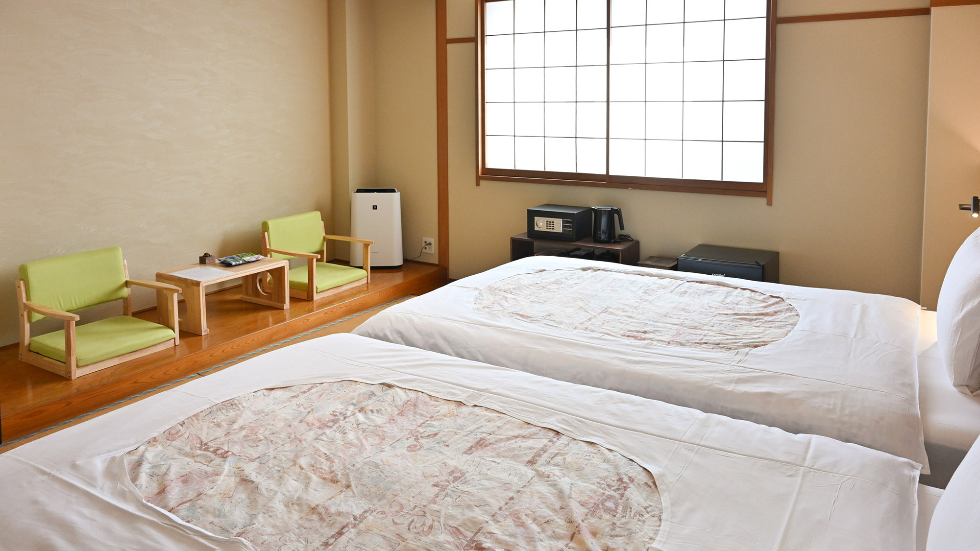 ・【2階和洋室（トイレ付）】セミダブルベットが2台。3名様利用の際はお布団をご利用ください