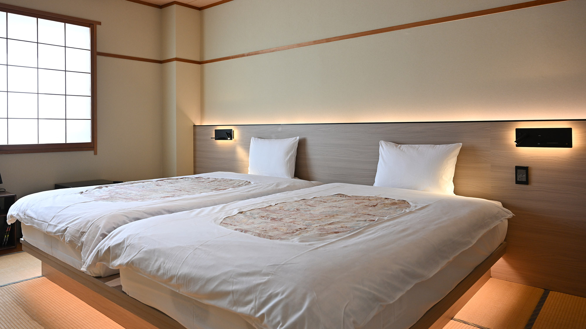 ・【2階和洋室（トイレ付）】枕元のライトとコンセントを完備