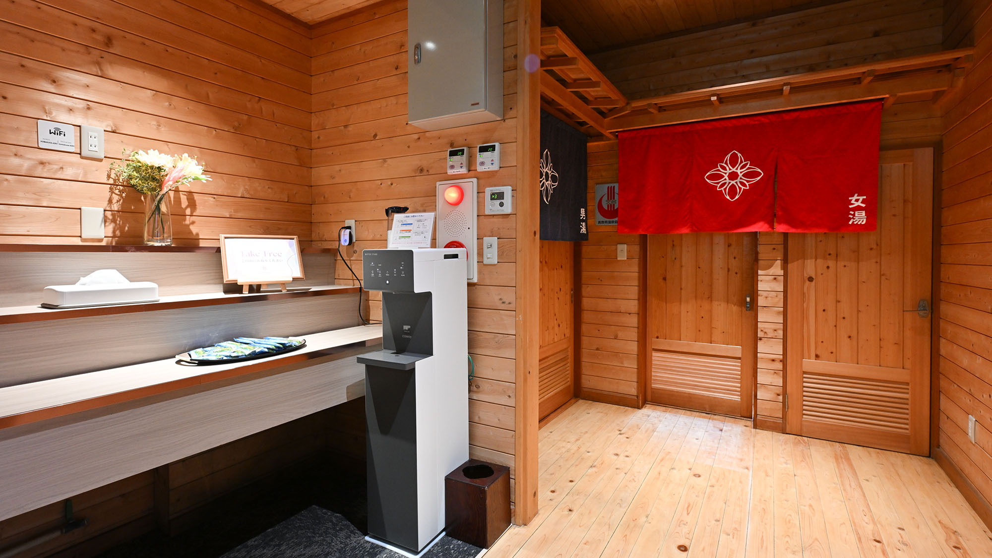 ・【大浴場入口】暖簾をくぐれば、温泉時間が始まります