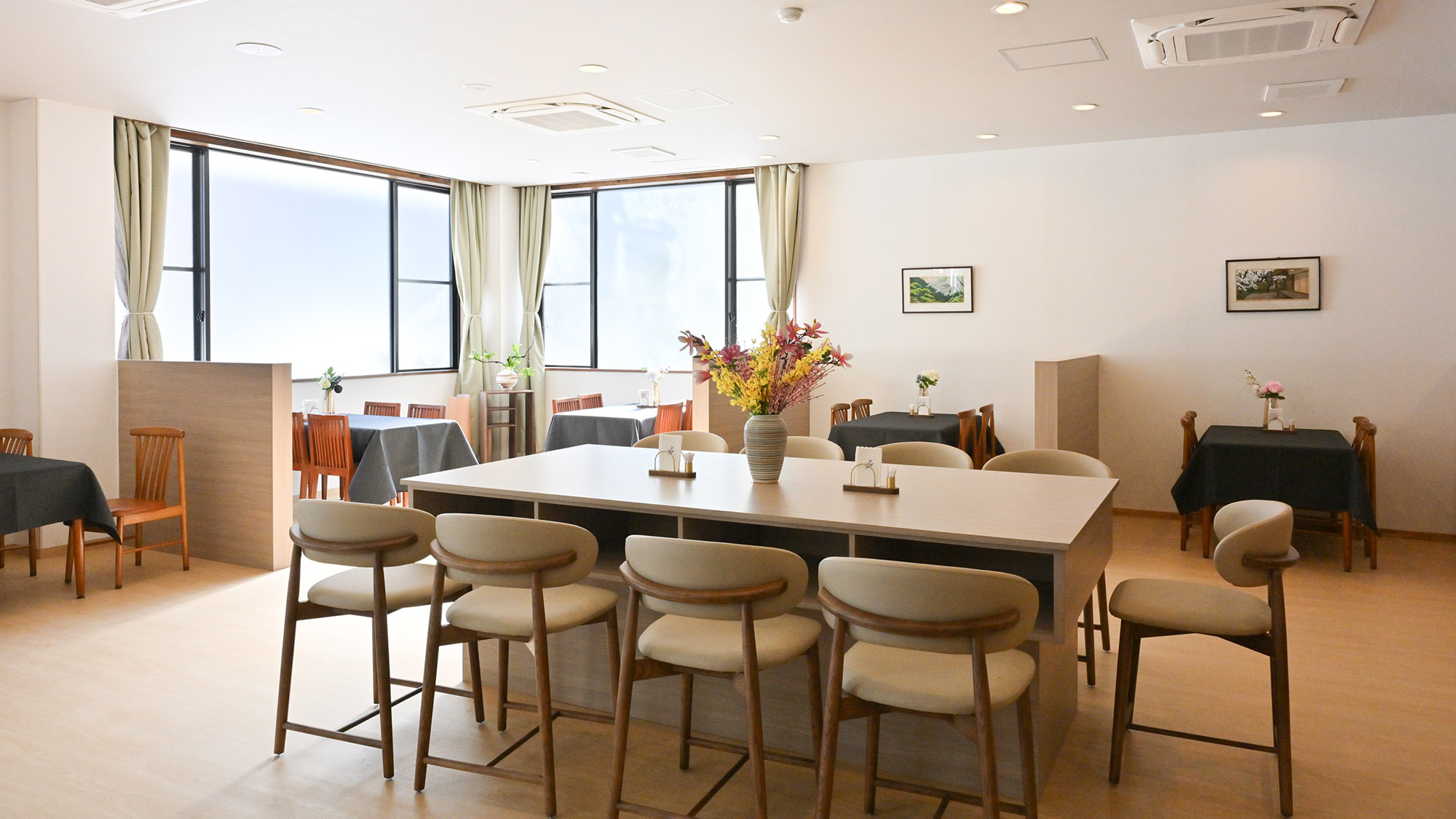 ・【レストラン】落ち着いた雰囲気の空間。窓の外には乗鞍の山の景色が広がります