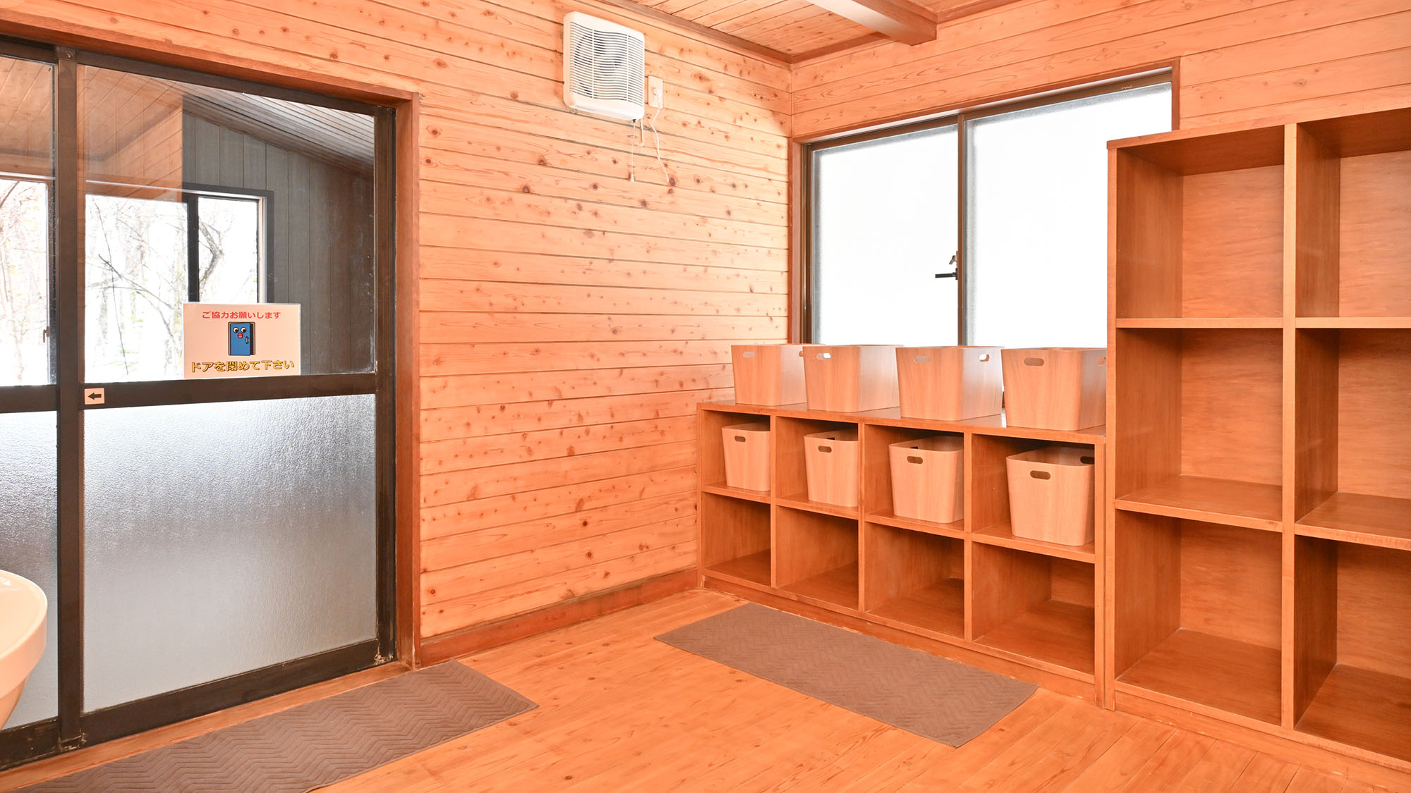 ・【脱衣所】共有スペースとなりますので、周囲のお客様に配慮してご使用ください