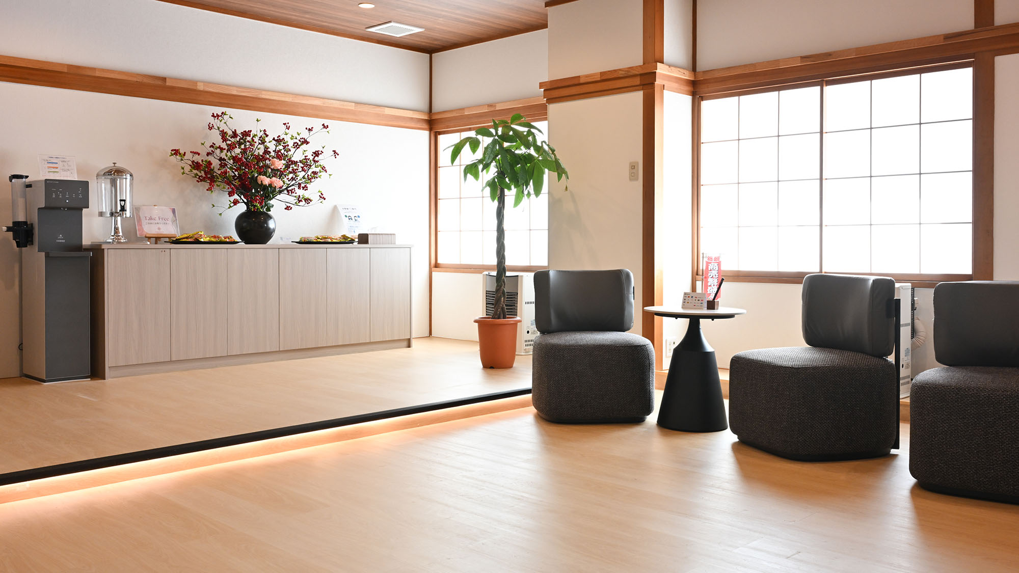 ・【ロビー】木の温もり溢れるロビー。ウォーターサーバーはご自由にお使いいただけます