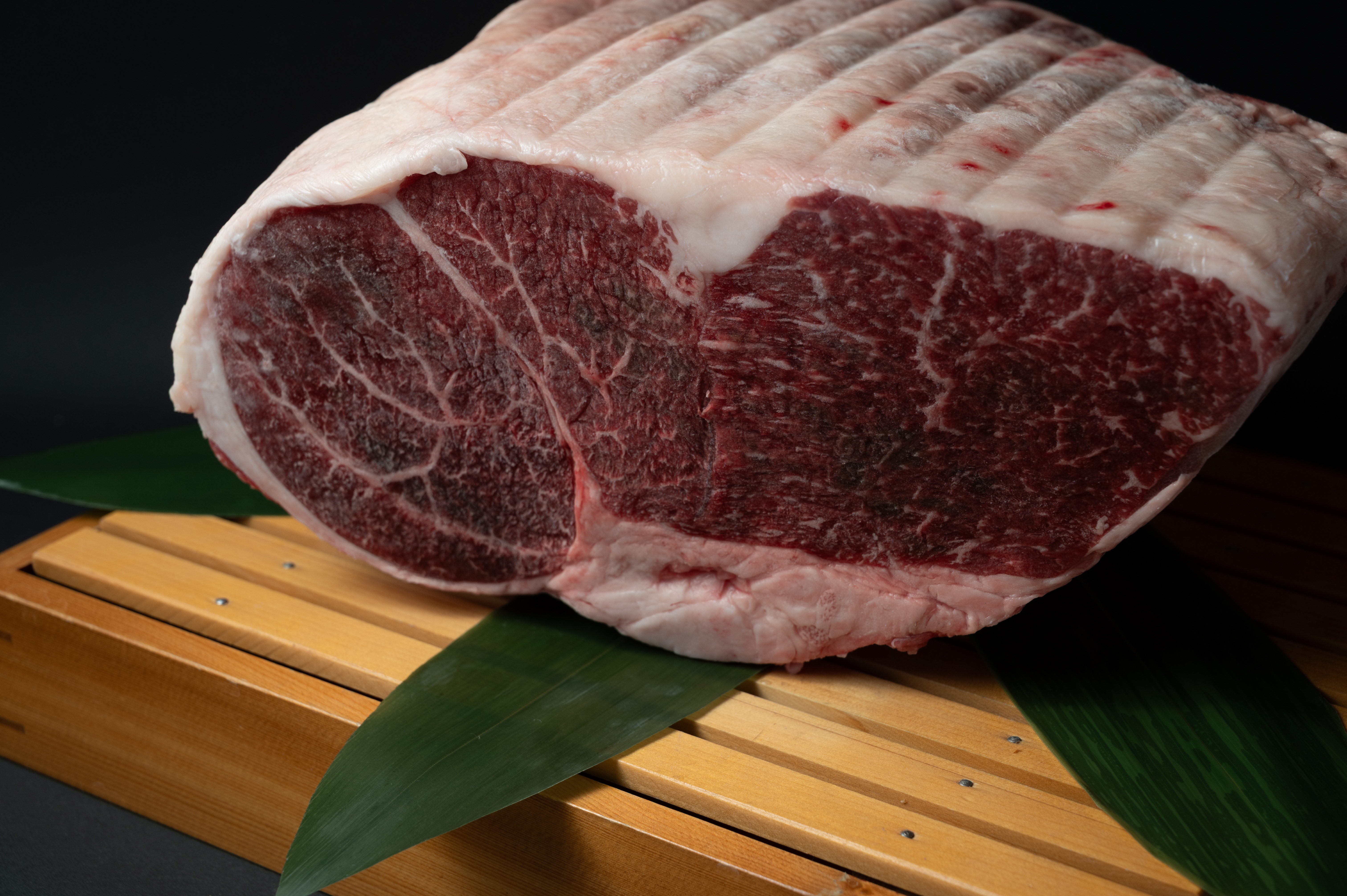 熊本県産あか牛、熊本の大自然の中で育った褐毛和種の牛肉です。赤身が多くうま味と柔らかさが特徴です