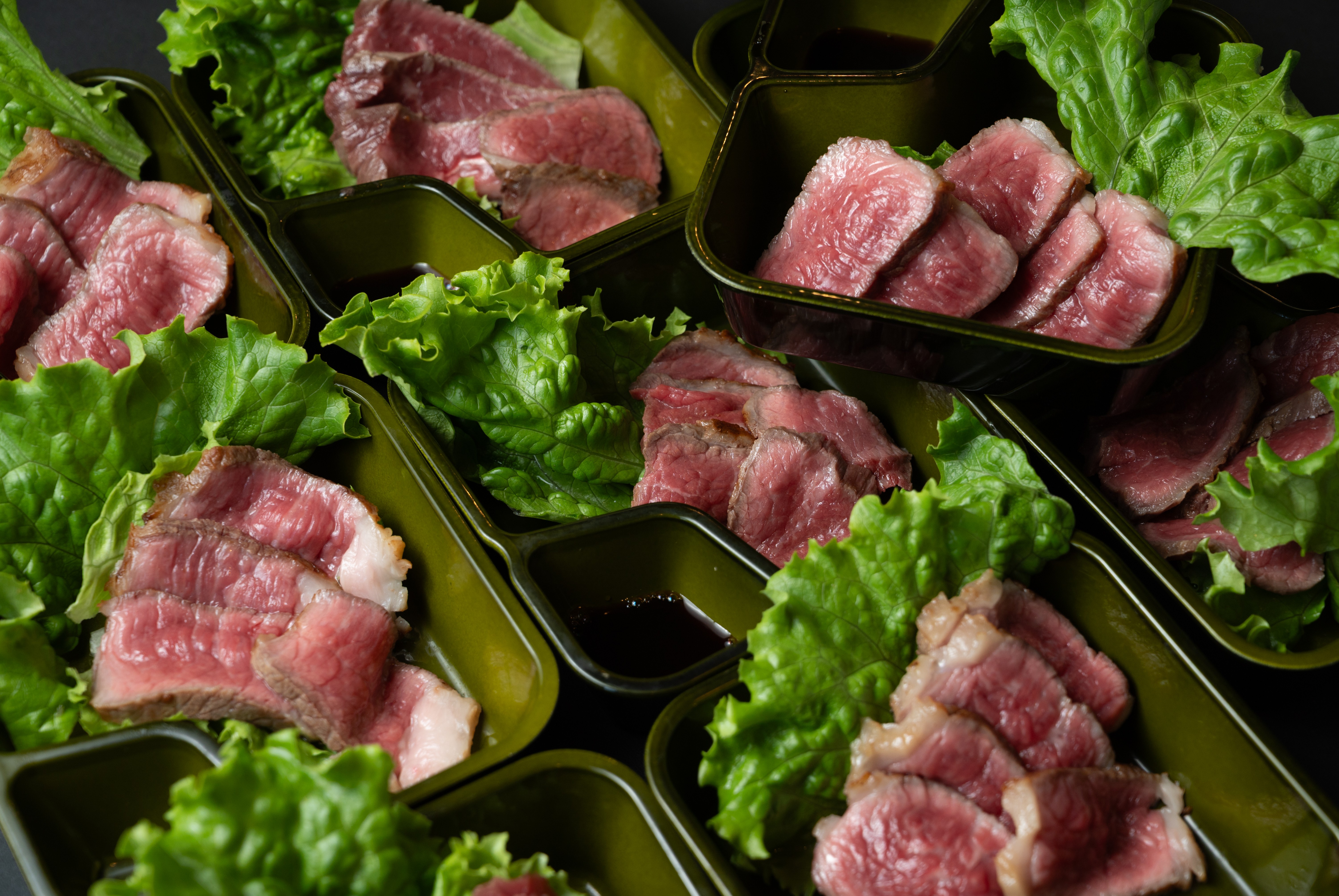 熊本県産あか牛、熊本の大自然の中で育った褐毛和種の牛肉です。赤身が多くうま味と柔らかさが特徴です