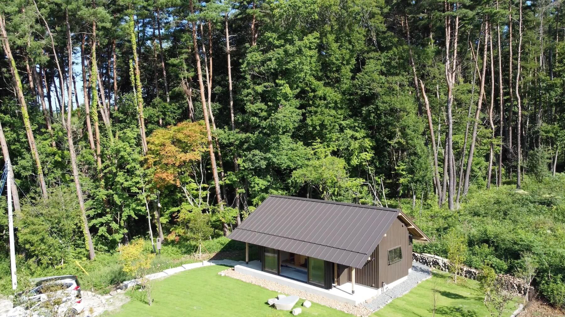 森の中の一棟貸しコテージ