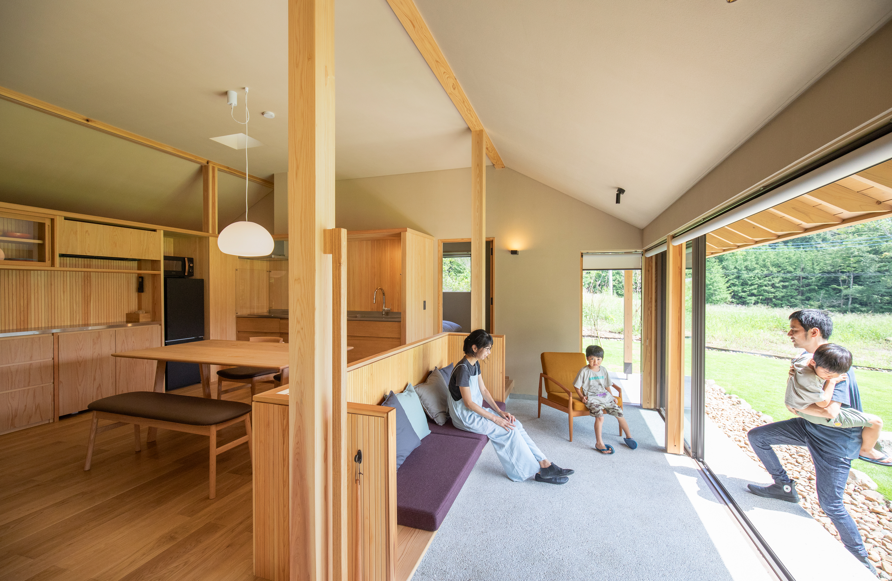 土間の大きな窓を開けると広々とした庭に