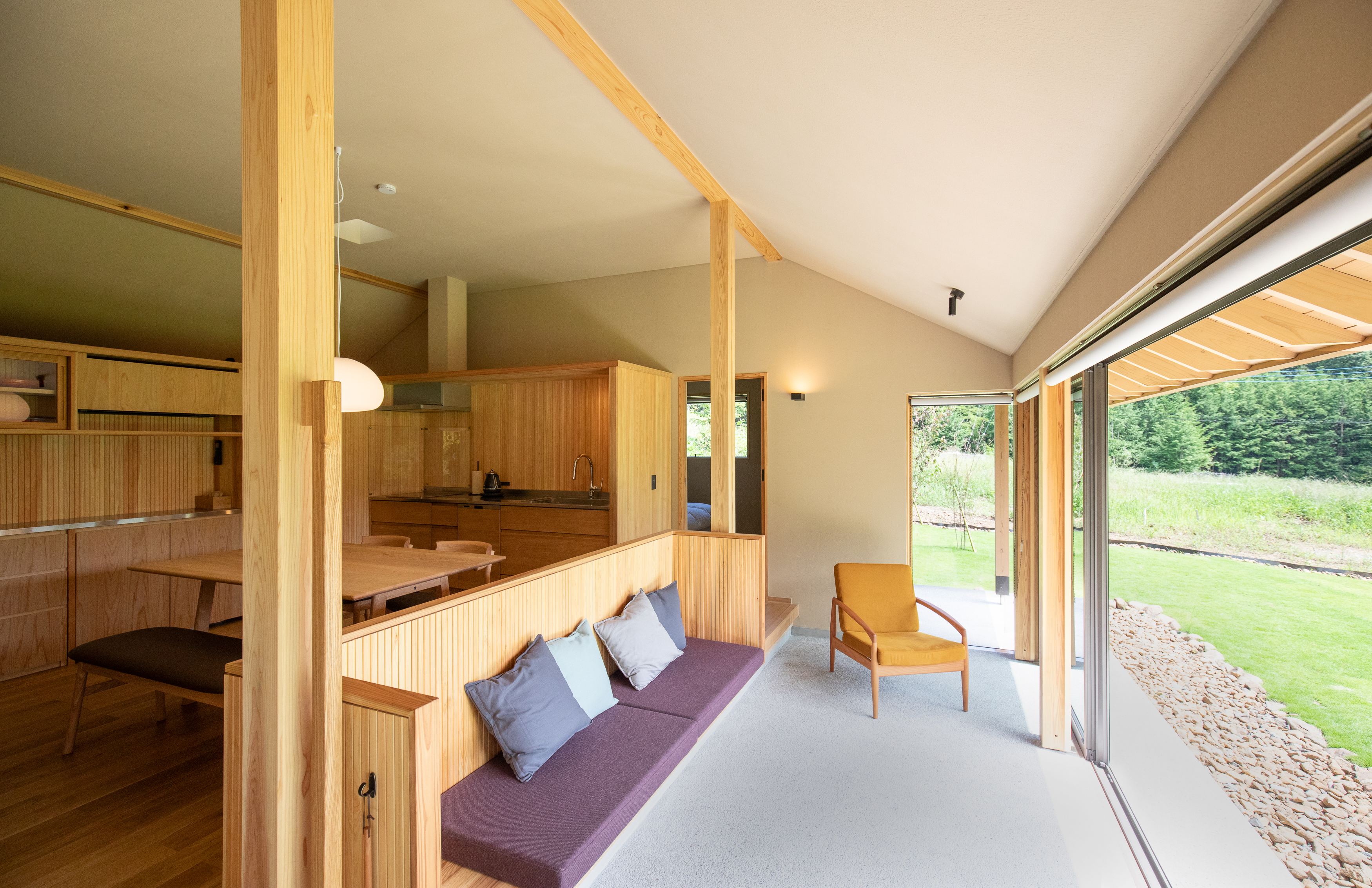 扉をあけると玄関を兼ねた広々とした土間がお出迎え