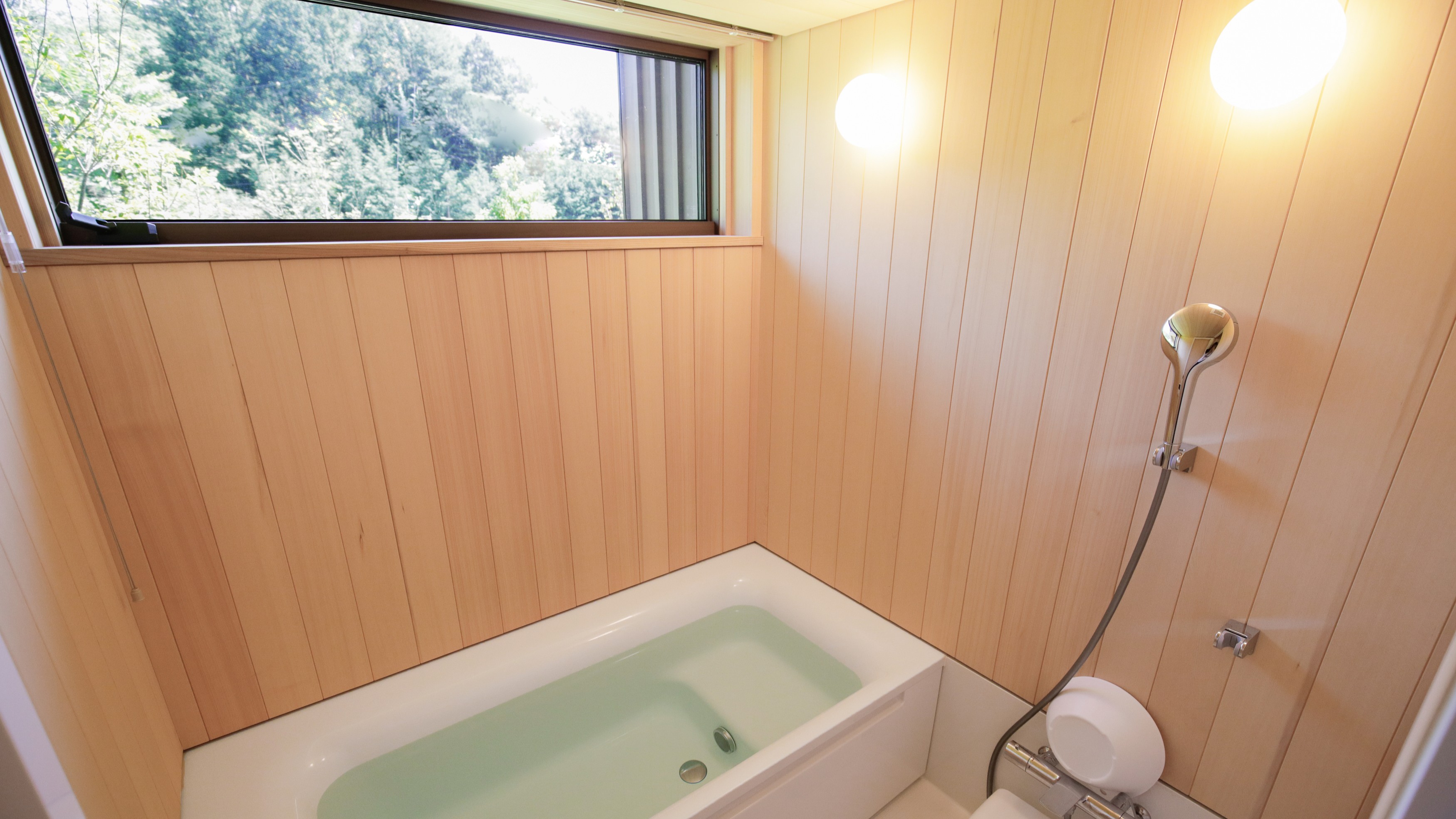 無垢の木に囲まれたお風呂ではやさしい木の香りに包まれます