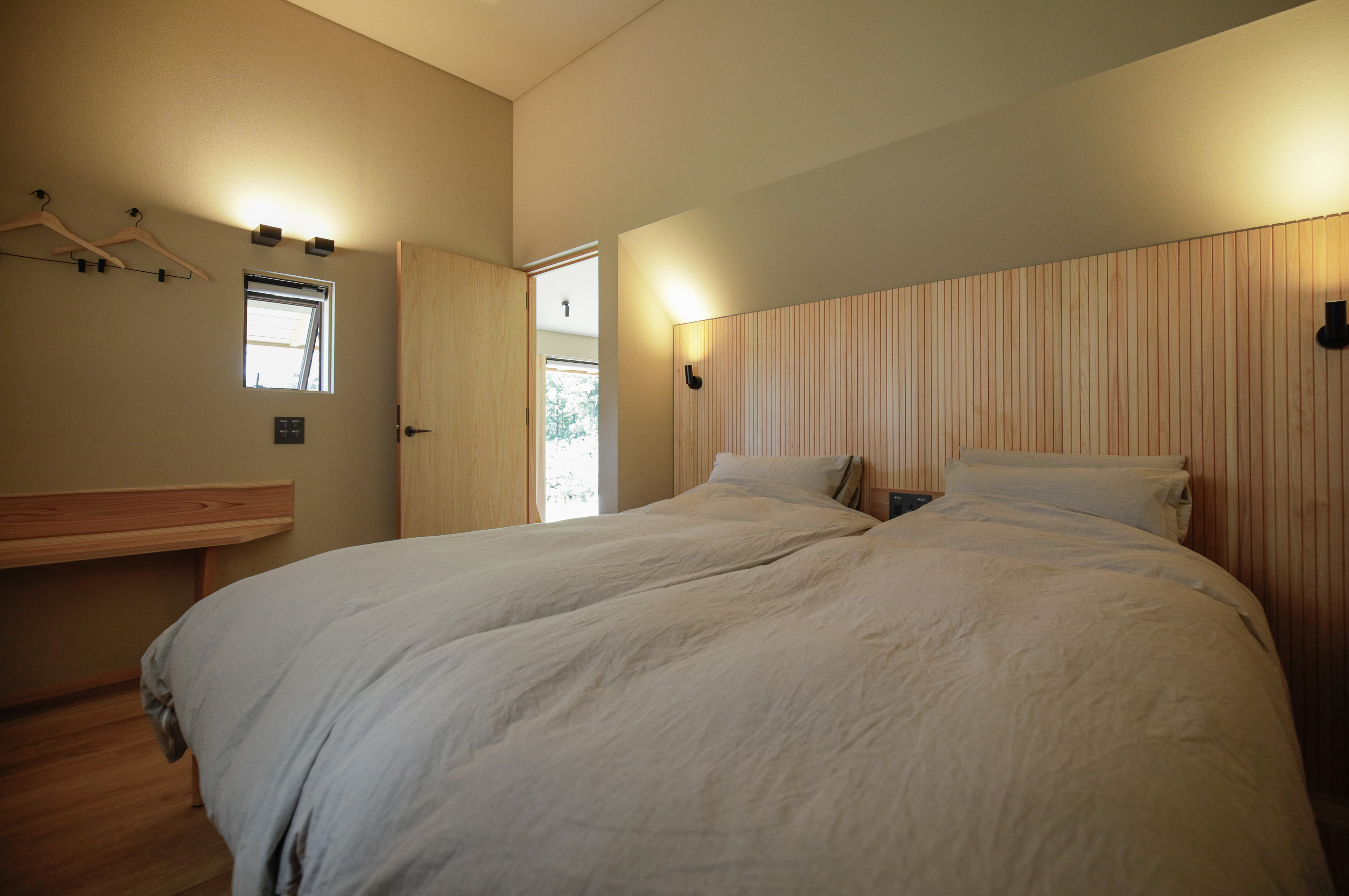 無垢の木や漆喰に囲まれた暖かな雰囲気の寝室です