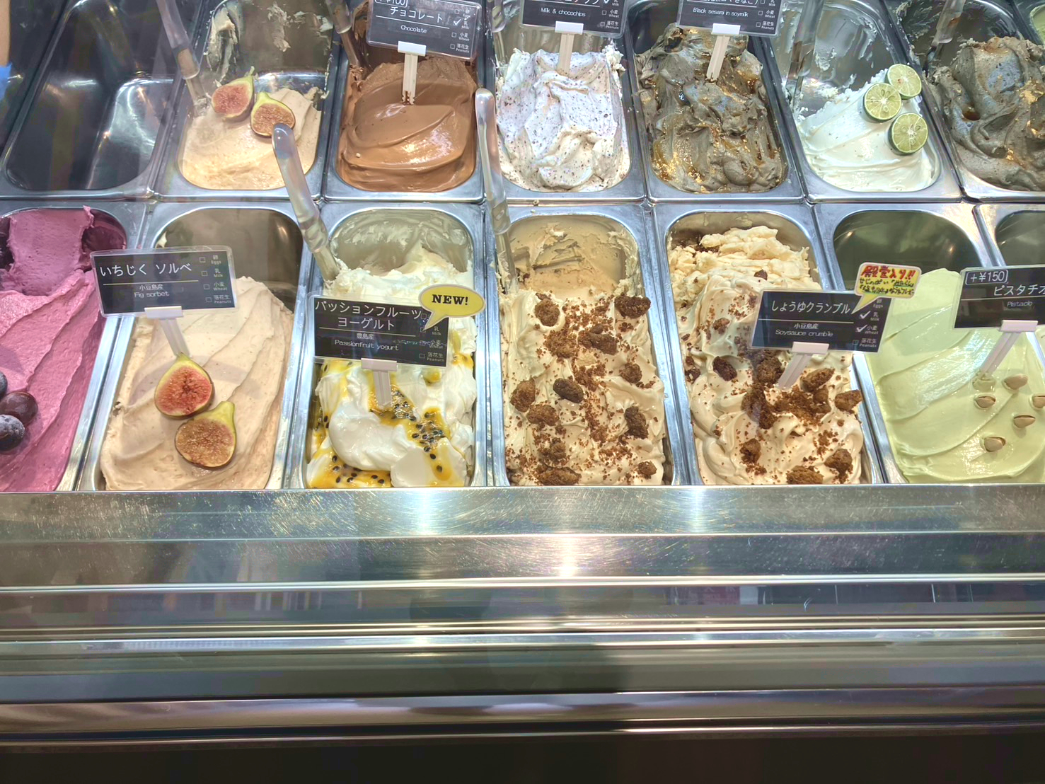 【MINORI GELATO店内】ジェラートは小豆島の旬の食材を使った自慢の一品
