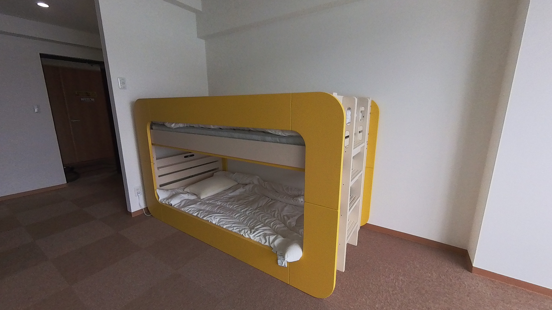 【客室】302号室　ベッド