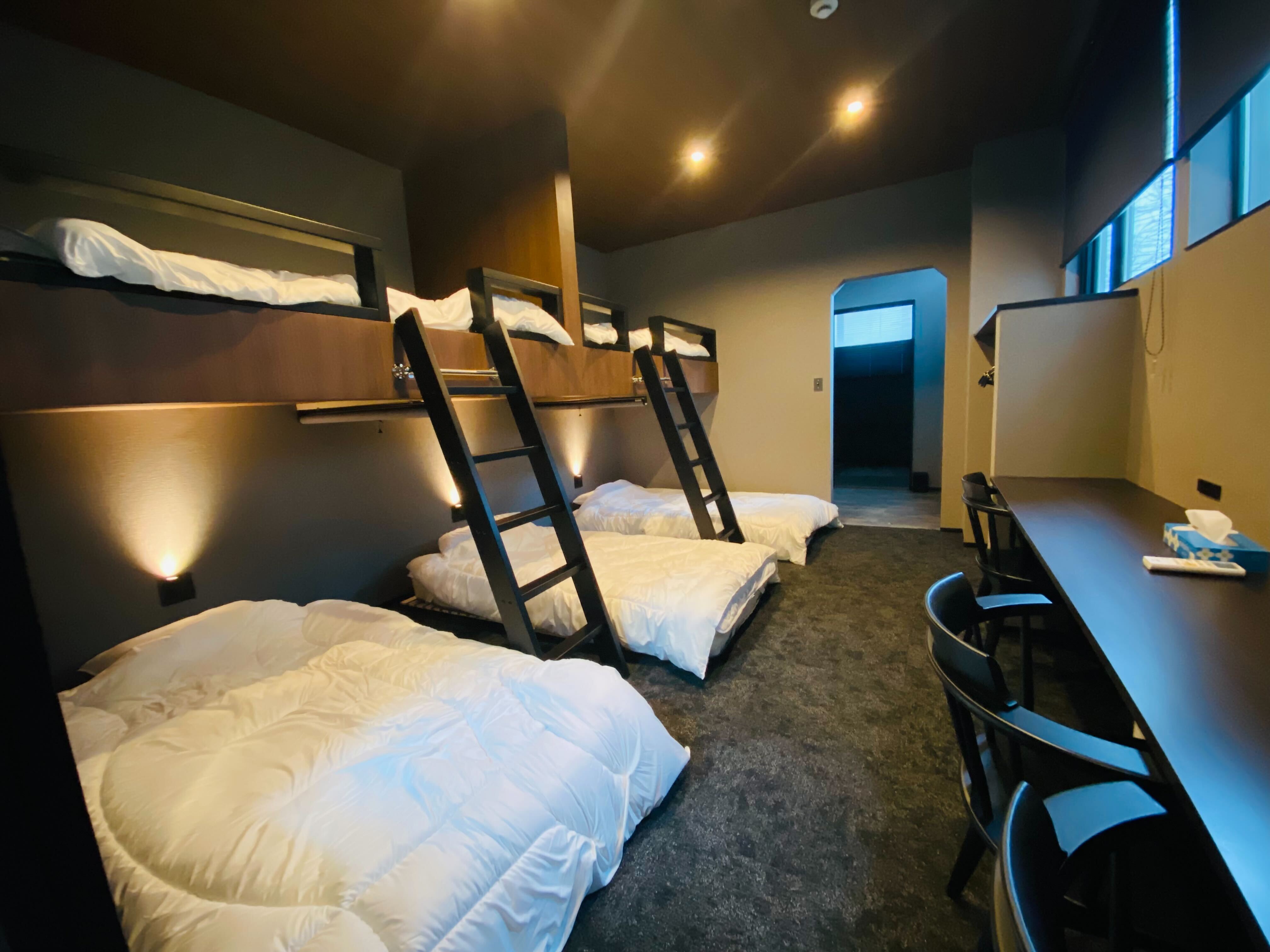 各ベッド１つずつ　調光付きライト・コンセント付き