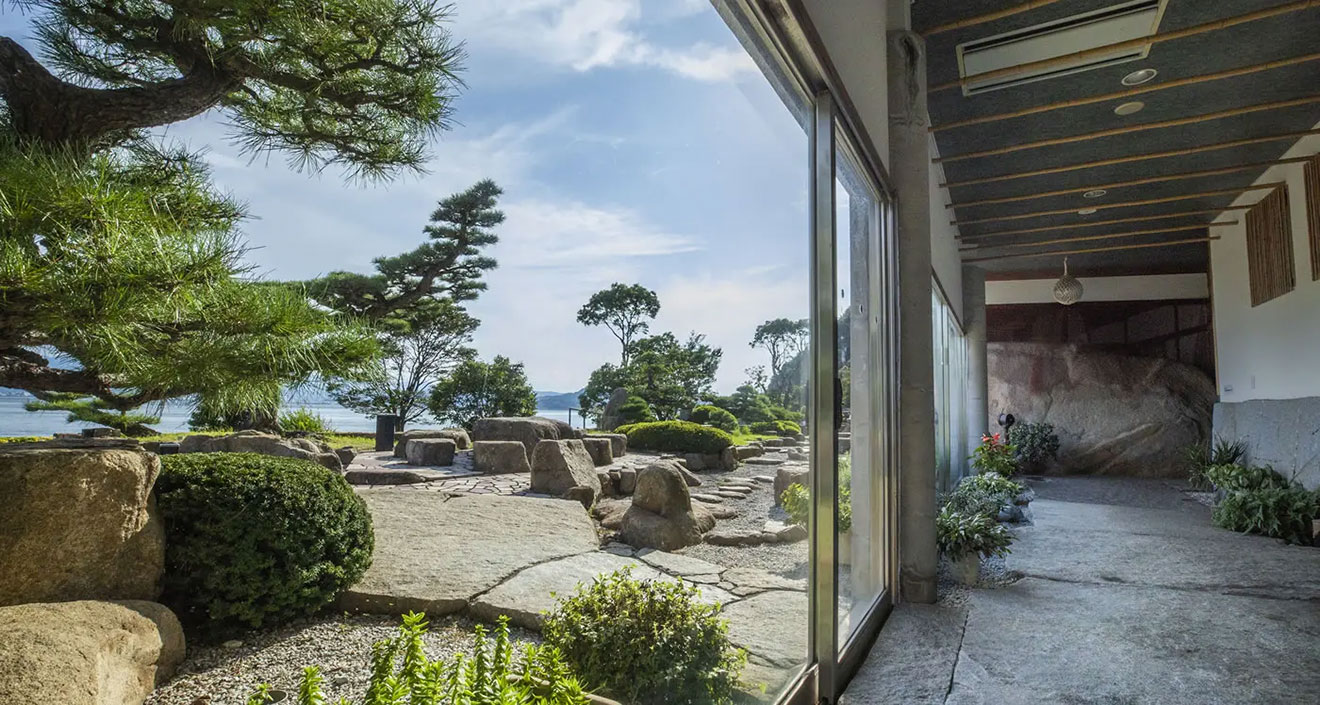 大島石の廊下からの風景