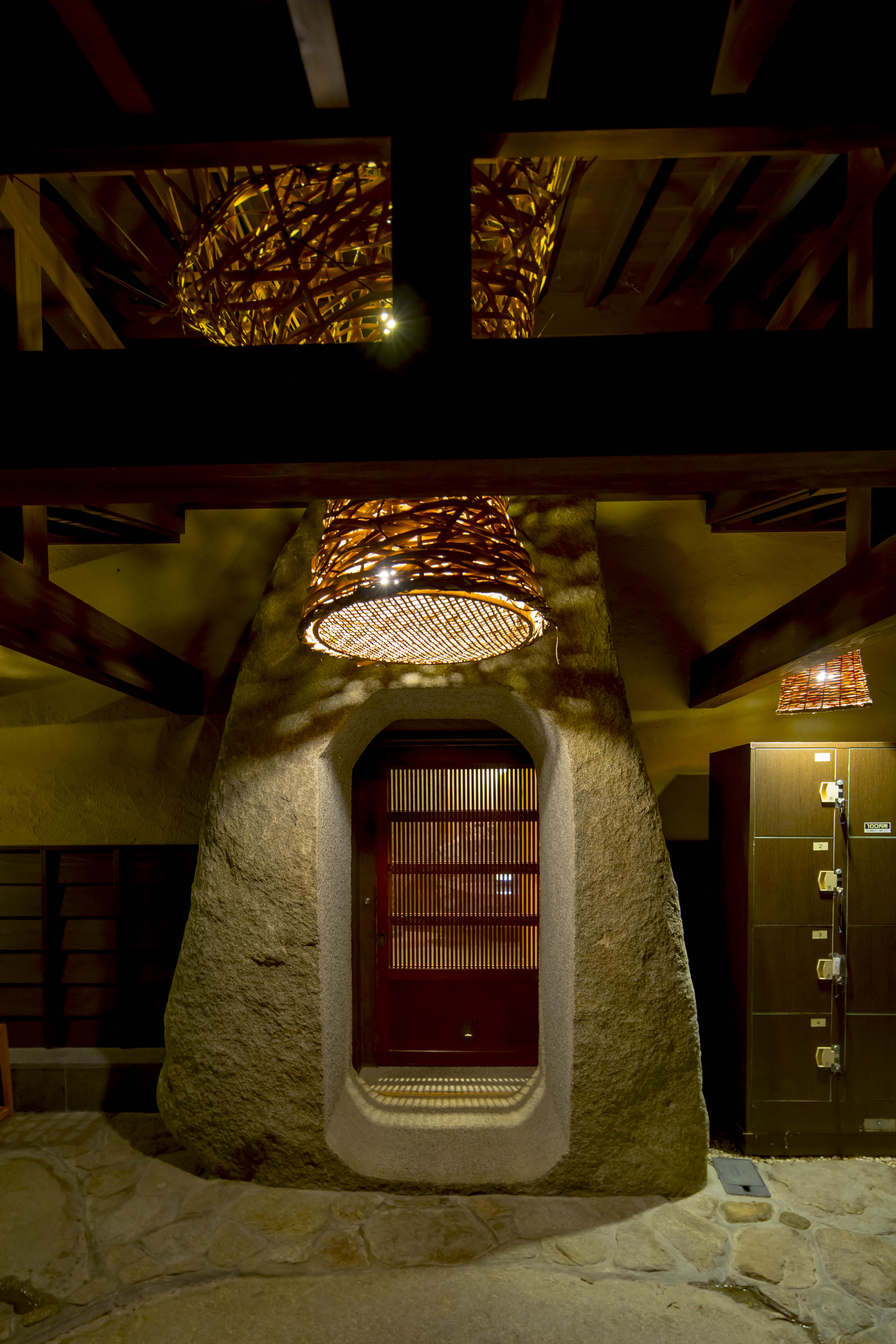 満天の湯　大島石の玄関