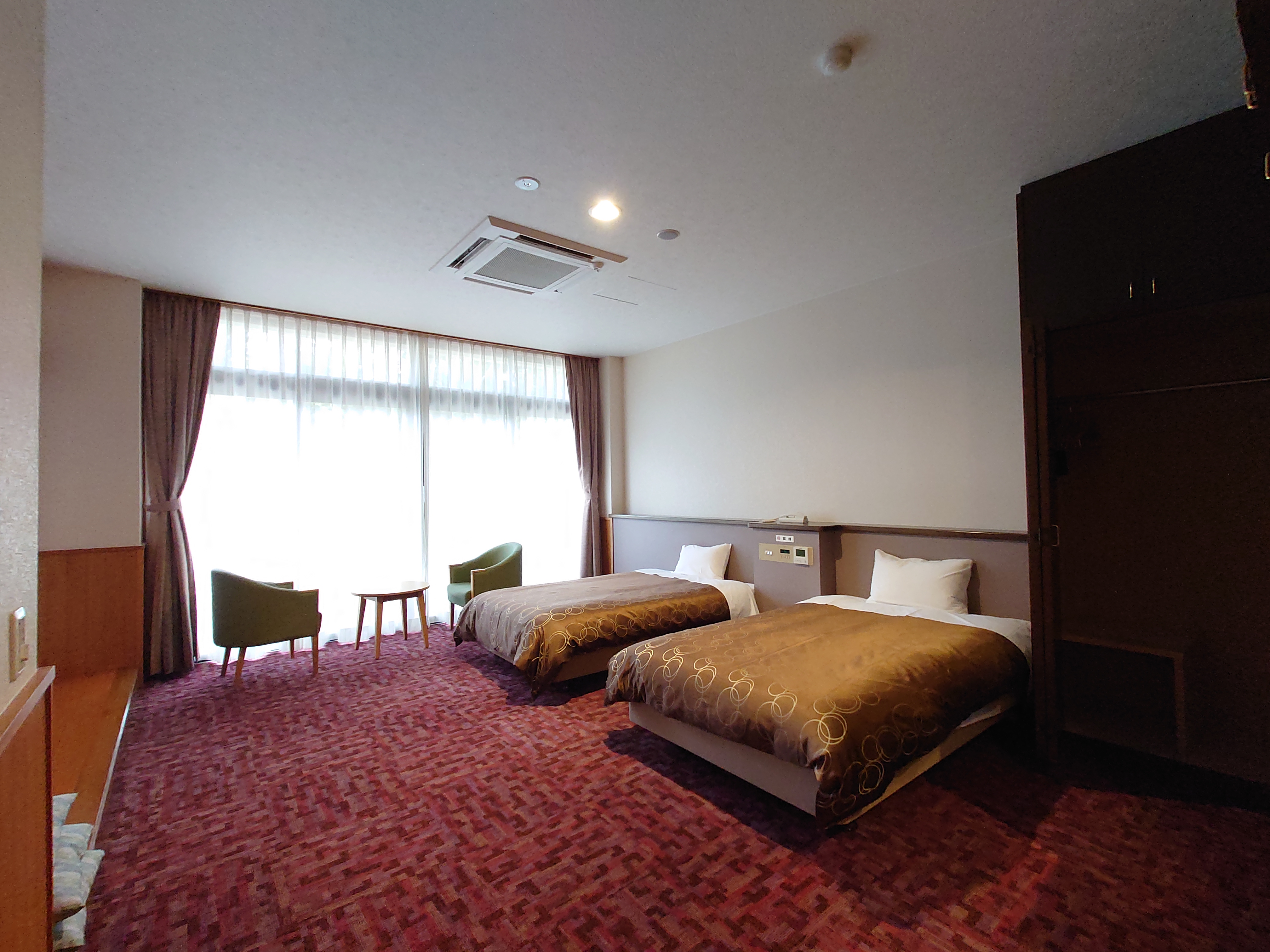 ベッドが2台設置されている洋室。