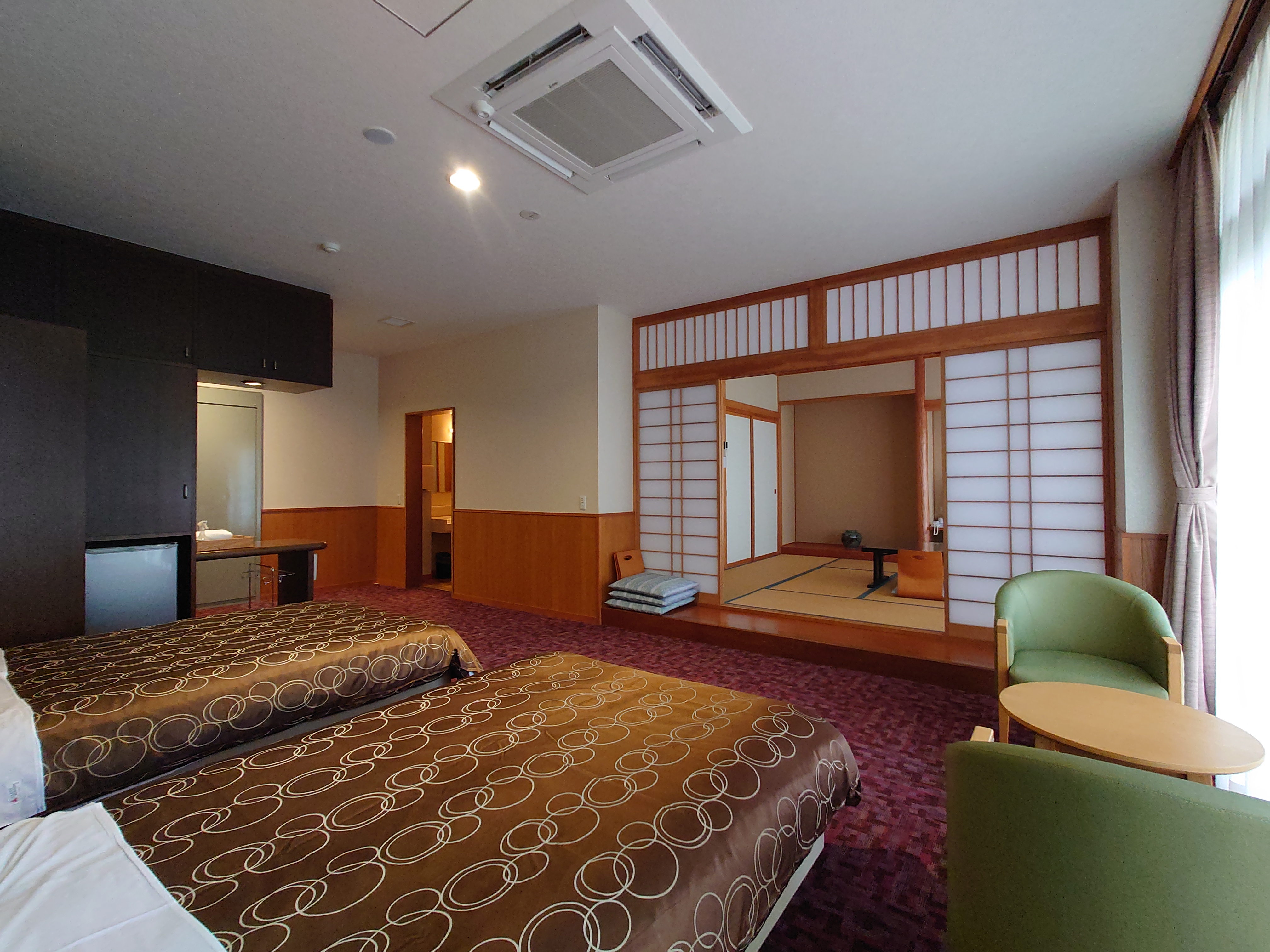 和室と洋室の全体の様子。