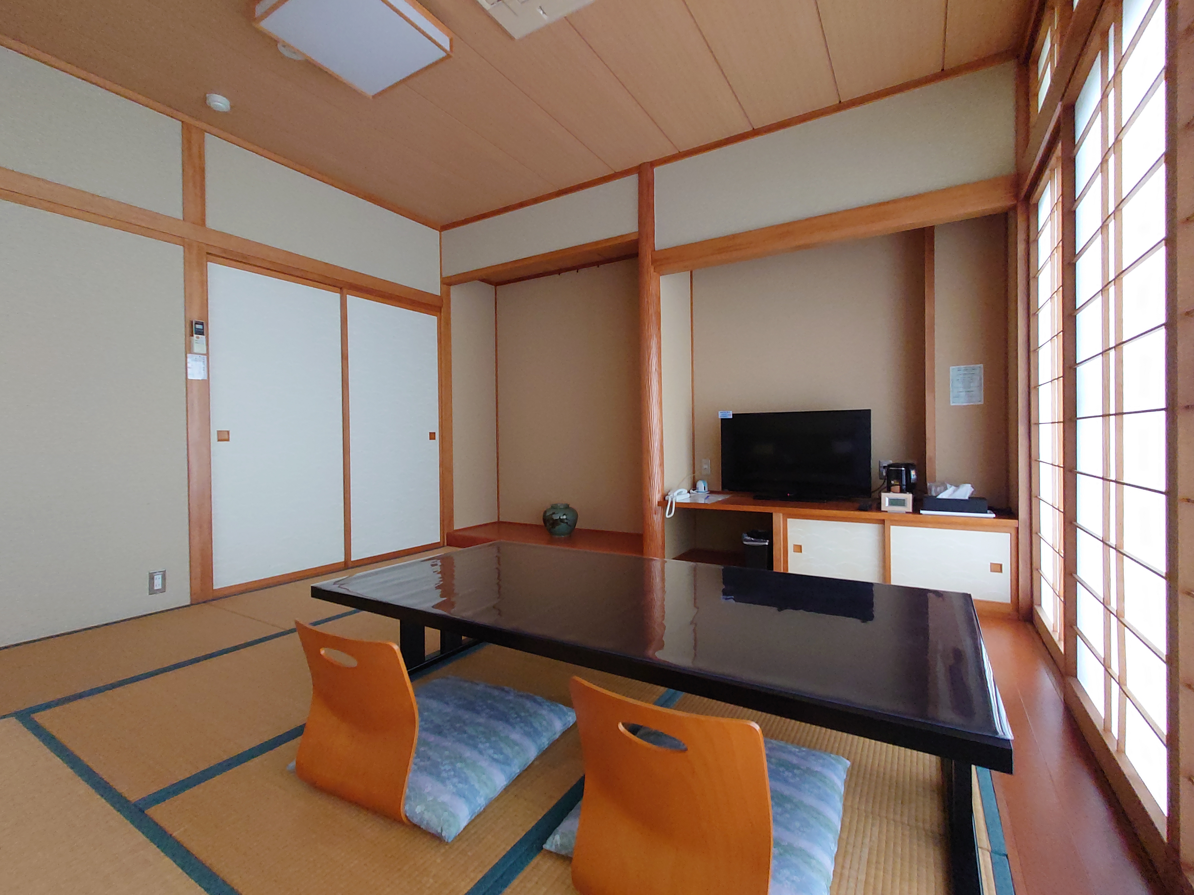 テレビや電気ポッドなどがおかれた和室。