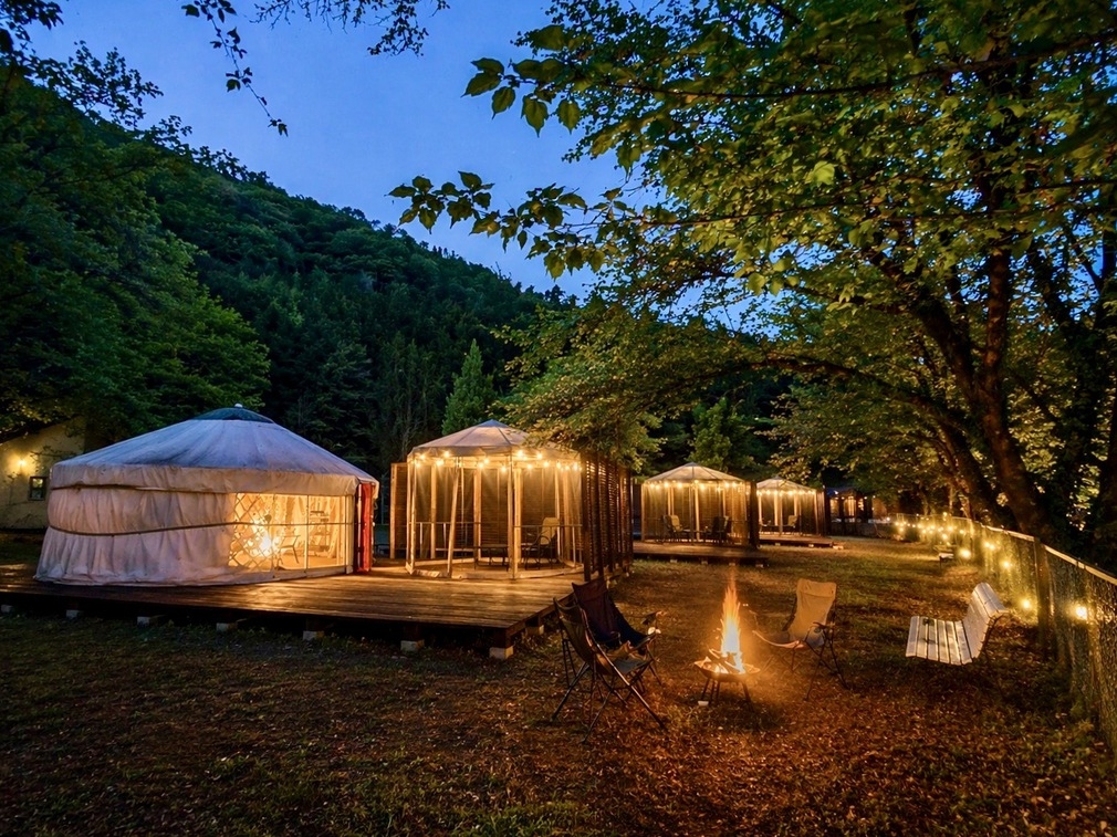 エアコン完備のモンゴル式ゲル｜焚き火の時間を過ごす森の自然公園｜ガゼボ・デッキ付｜素泊まり