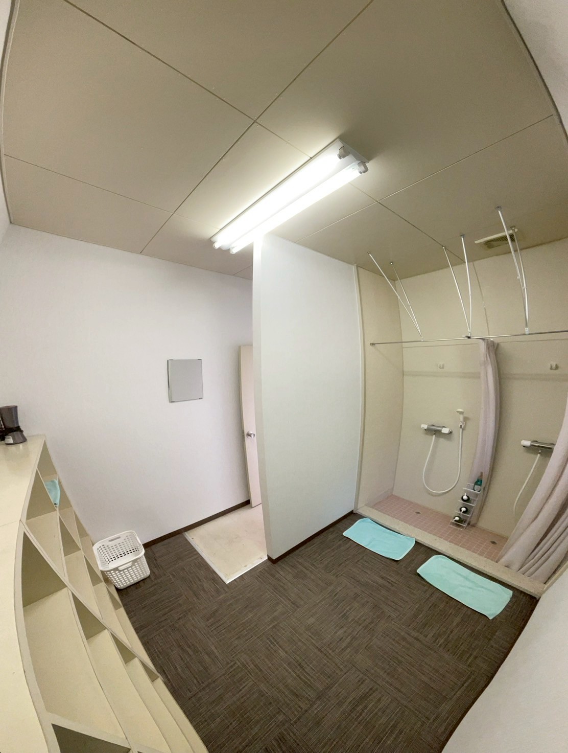 男女別で安心・清潔感のある広々シャワールーム