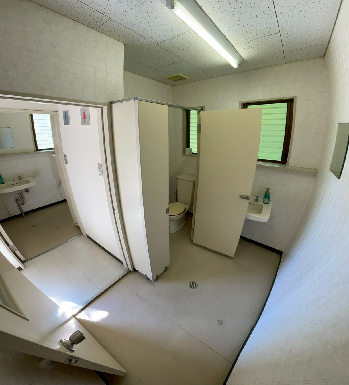 男女別で清潔・明るいトイレ