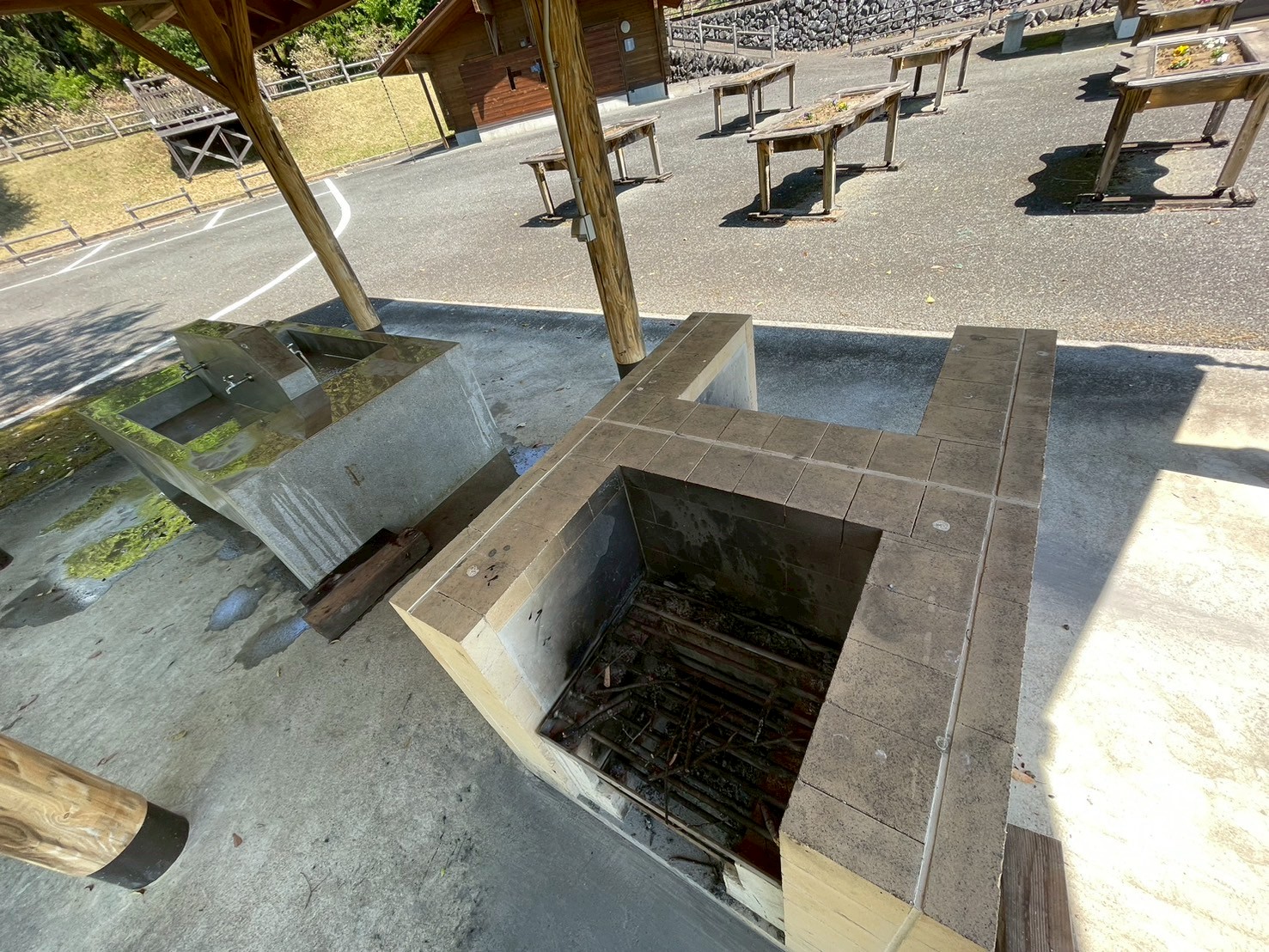 解放されている野外炉は自由にご使用いただけます。火起こし、薪、炭、その他火の管理に必要なものはご自身でご準備ください。薪のはぜる音、炎のゆらめき、夜の静けさに包まれて過ごす時間は、何よりの贅沢。家族や仲間と火を囲みながらの語らいは、忘れられない旅の思い出に。焼きマシュマロや簡単な炙り料理も人気です。