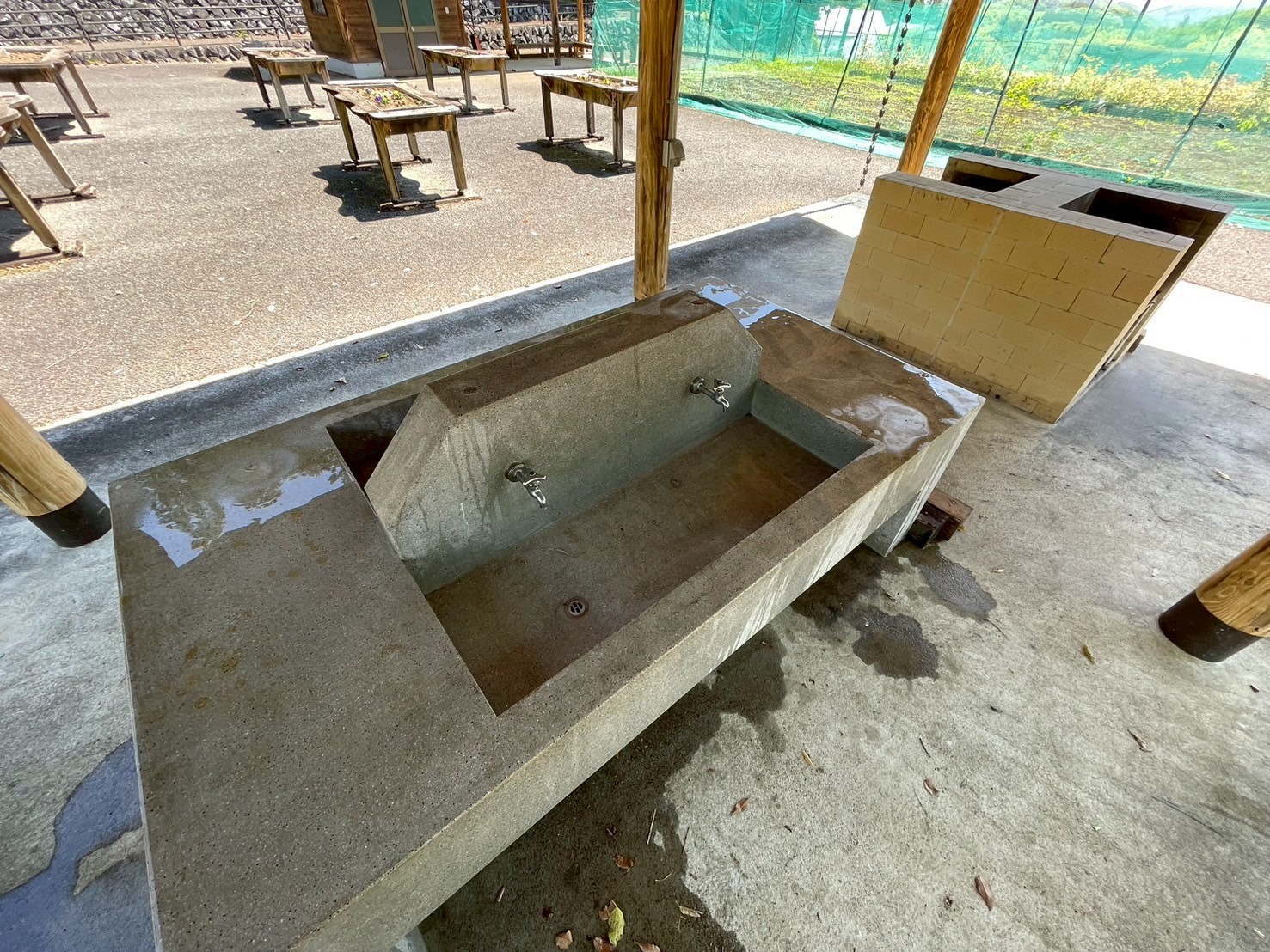 ゲル近くにある炊事場は、屋根付きで雨の日でも安心。アウトドアでありながら、調理や後片付けが快適に行える環境が整っており、自炊派のお客様からも高評価です。道具の持ち込みで本格的な料理にも対応できます。