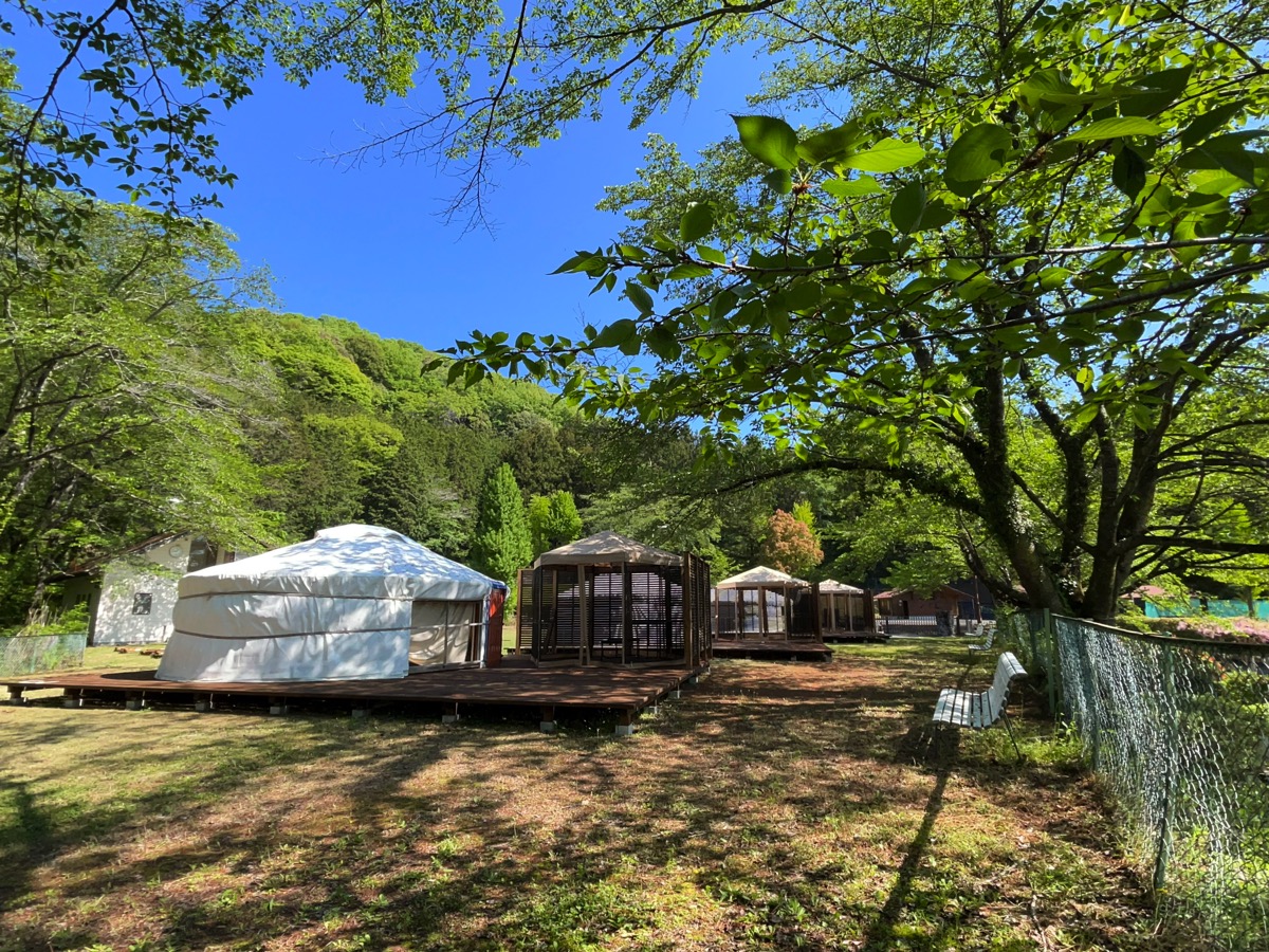 モンゴルから直輸入した本格的なゲル（遊牧民の移動式住居）に加え、専用のウッドデッキと開放感あふれるガゼボ（屋根付き休憩スペース）を備えた贅沢なセット。木の温もりを感じるデッキでは、焚火や朝のコーヒータイムを楽しむことができ、ゲルとの調和が自然の中での非日常感を演出します。ガゼボは雨天時や日差しの強い日でも安心してくつろげる空間で、ご家族やグループでもゆったりとお過ごしいただけます。森の静けさとともに、心がほどけていくような特別なひとときをお楽しみください。