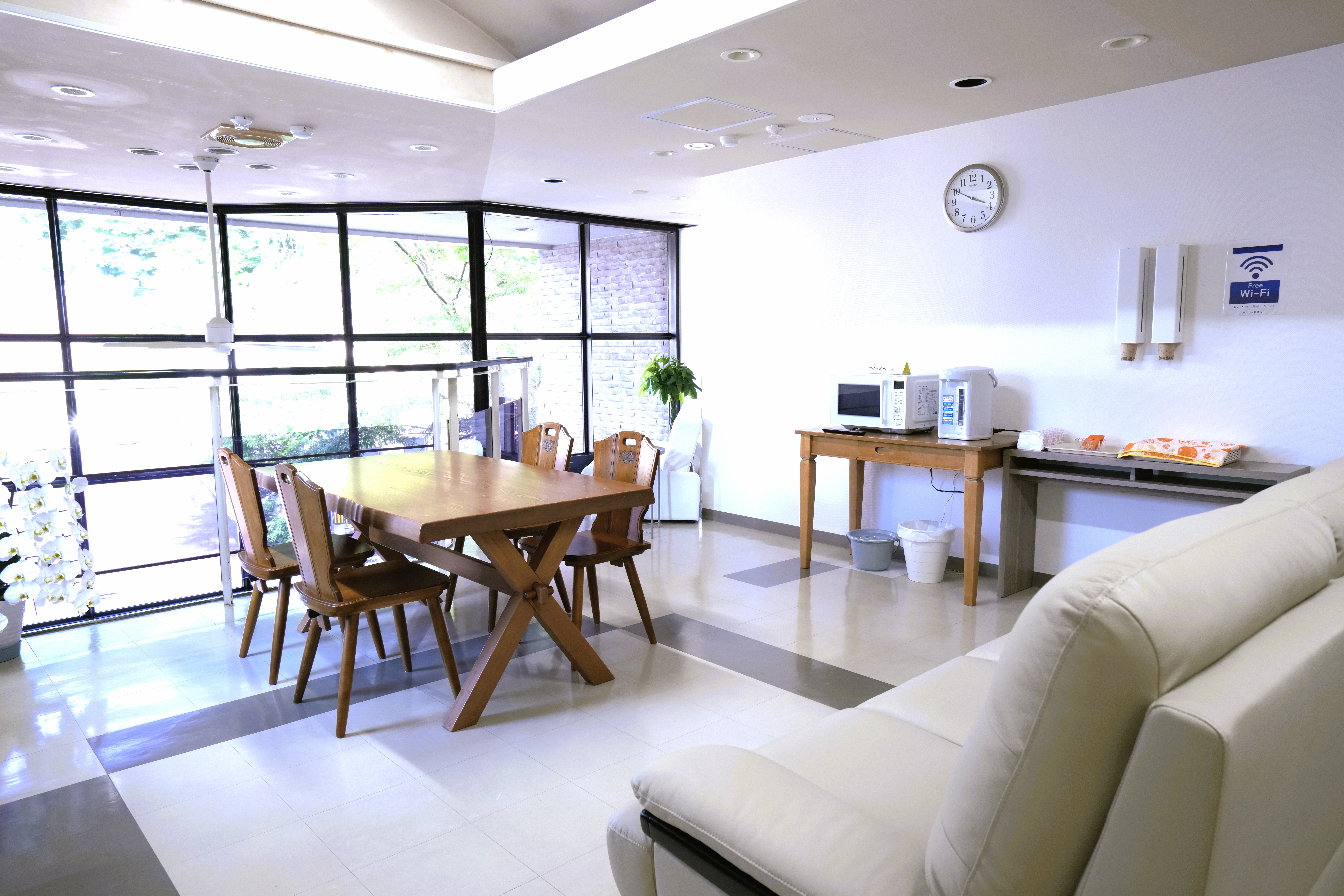 ◆2階ロビーです。電子レンジ・電気ポットございます。フリースペースですので、旅のプランを計画したり、ズーム会議や、テレビにて天気予報、、、等々。スタイルに合ったお過ごし方でご利用下さいませ！！