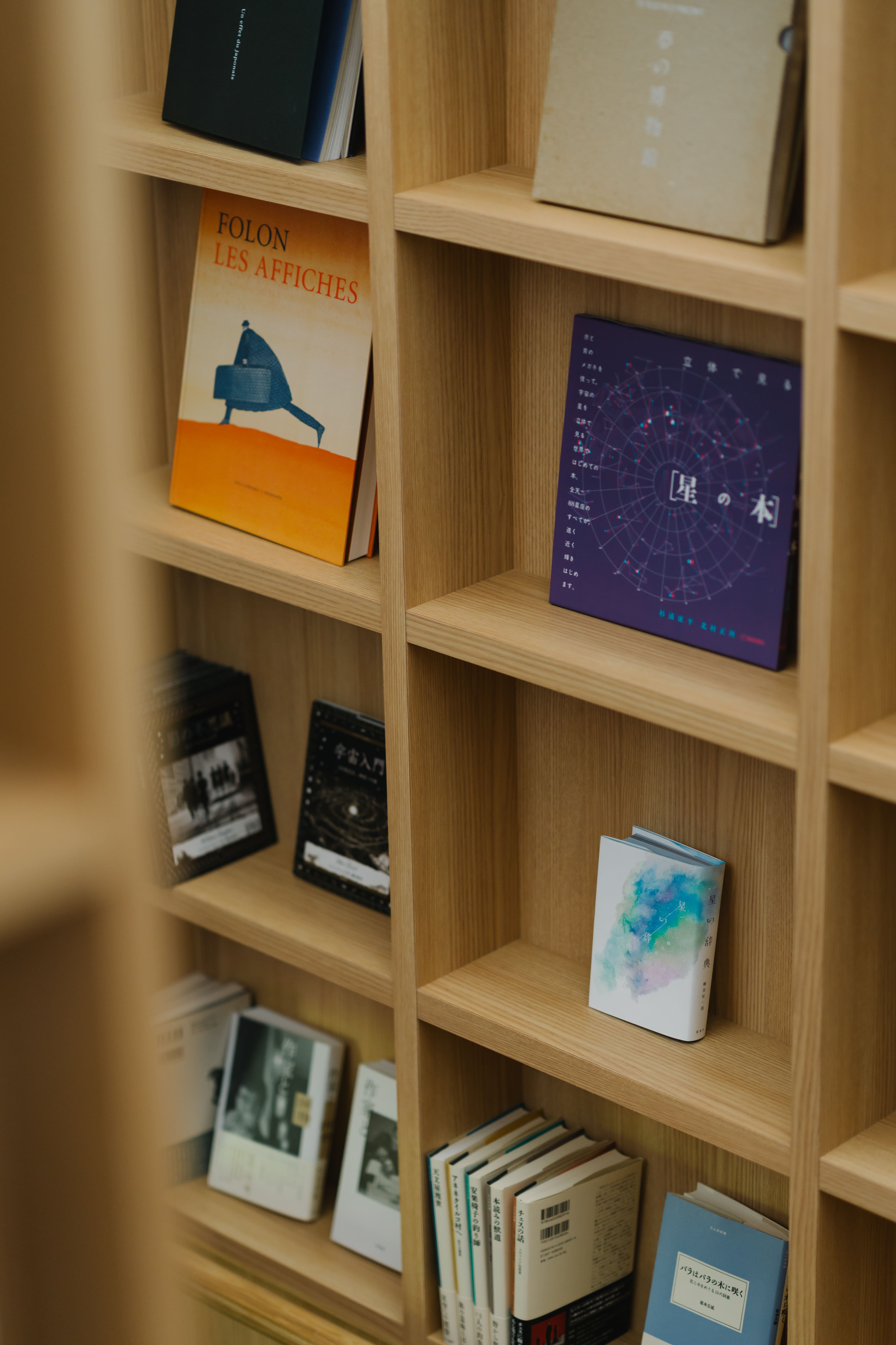 【ライブラリー】階段本棚に約100冊の本をご用意