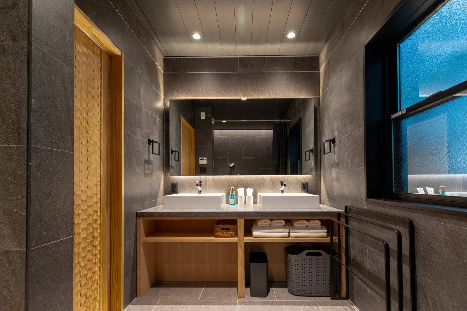 新築☆貸切宿【無料駐車場2台・極上の浴室・キッチン付】1〜10名までOK