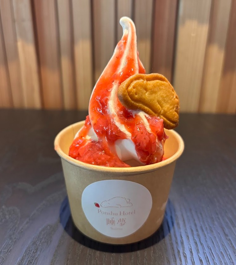 越後姫（苺）を使用したソフトクリーム