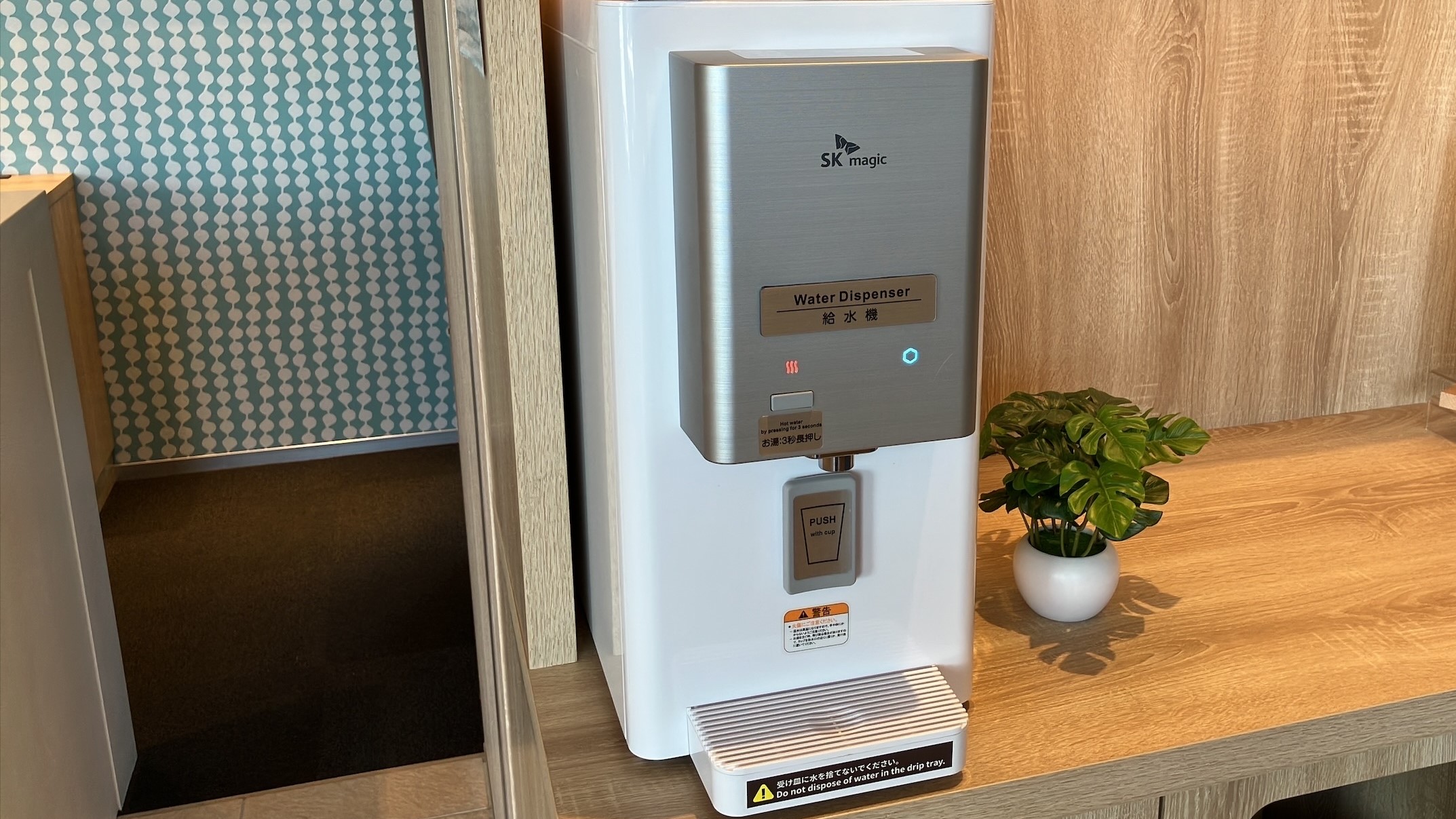 各フロアにあるウォーターサーバー。お部屋にあるピッチャーをご利用ください。