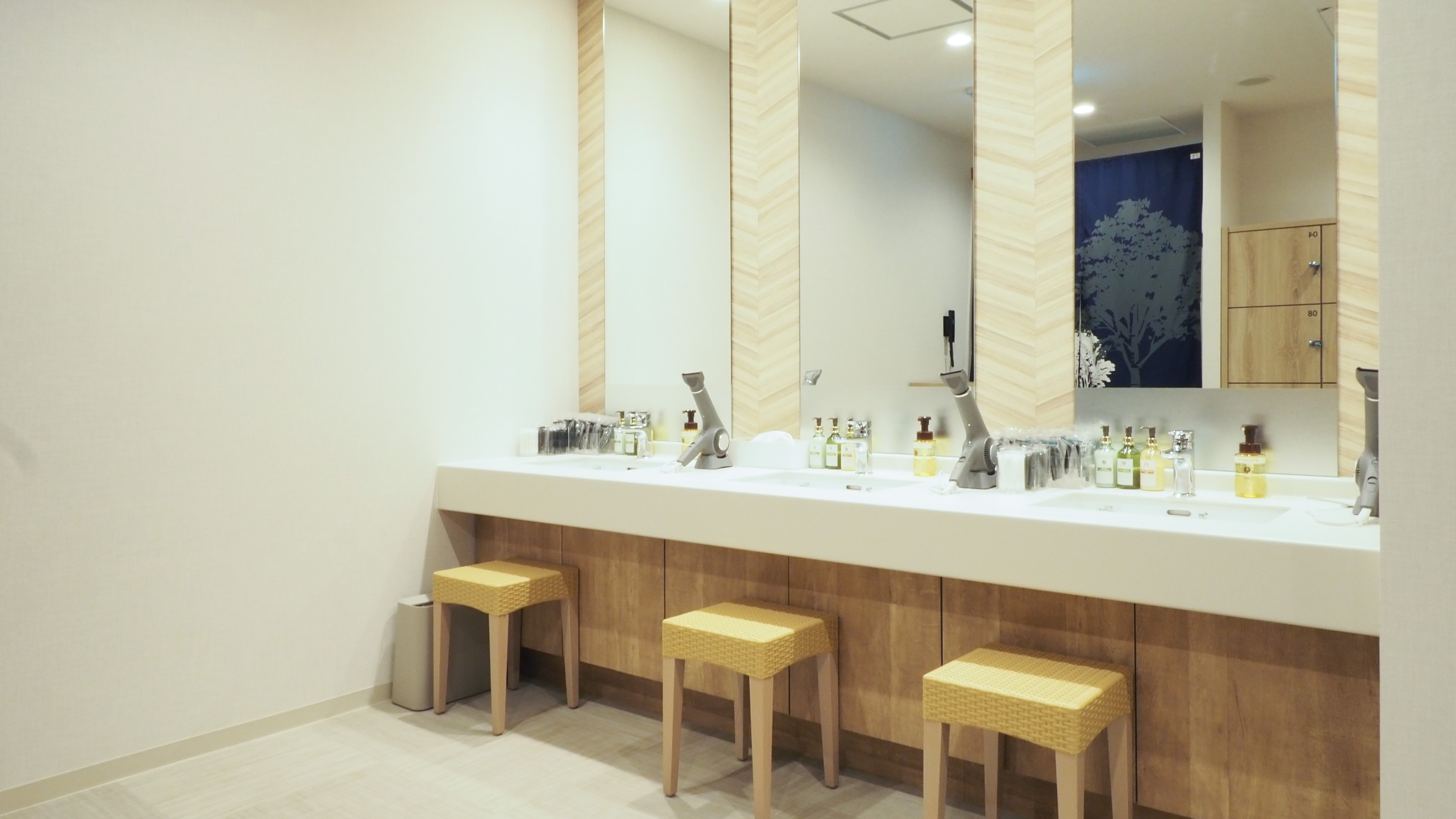 男性大浴場脱衣所