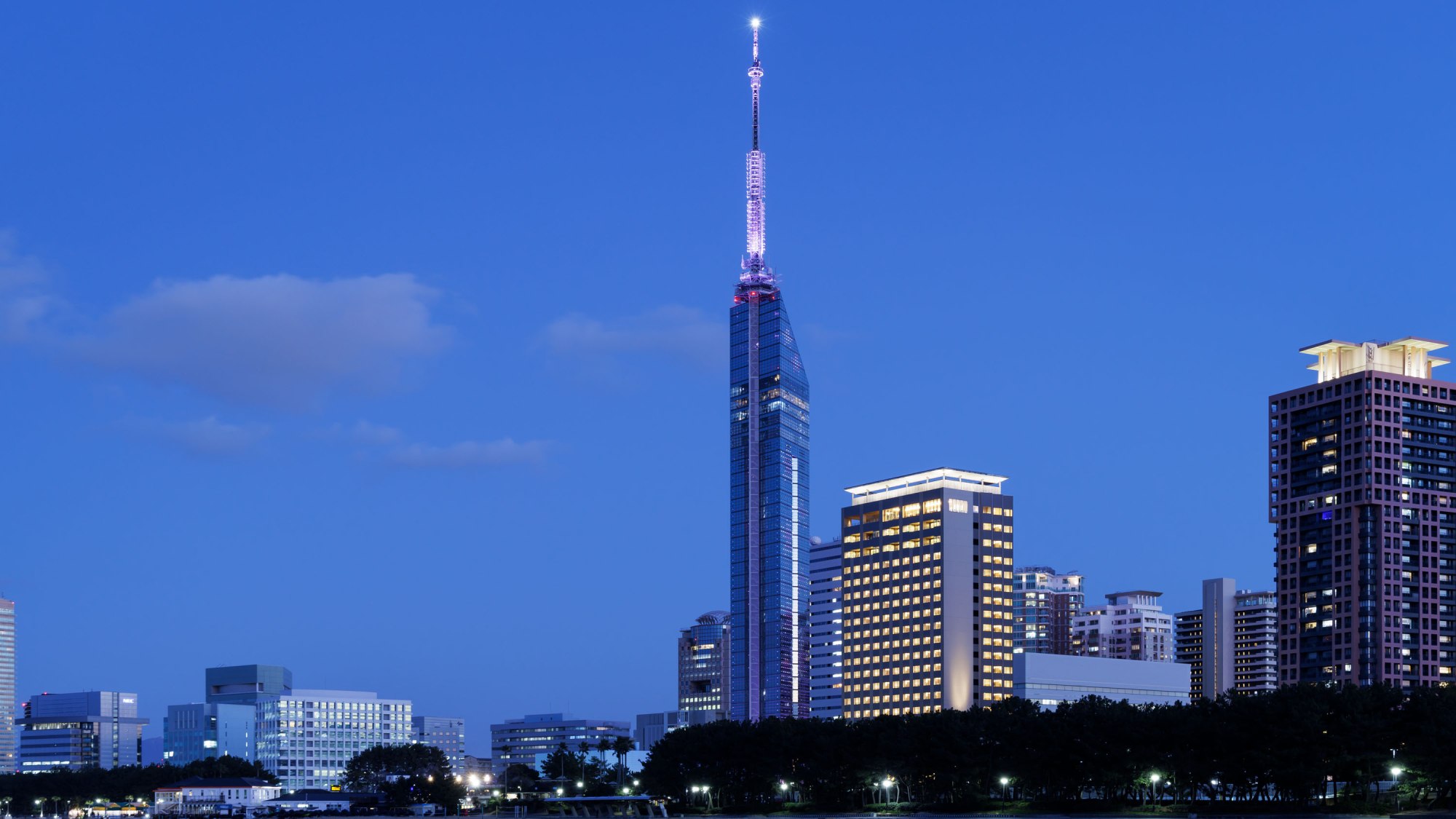 ホテル外観（夕方）