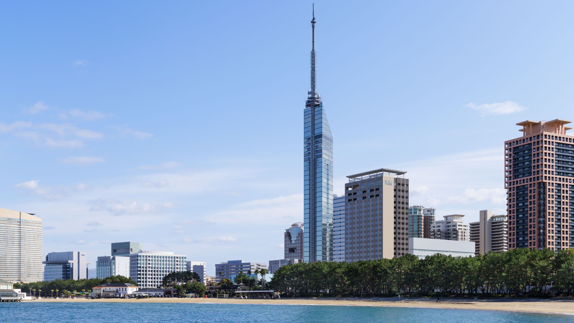 ホテル外観（昼）