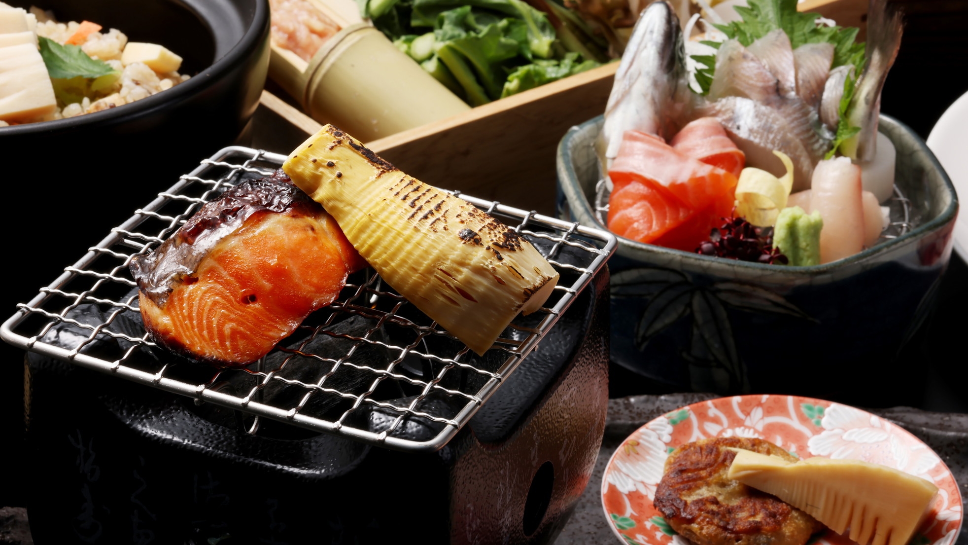 【春の特選会席】 筍とふきのとうの炭火焼き餅と、赤城牛・赤城鶏の山菜つみれ鍋コース（一泊二食）