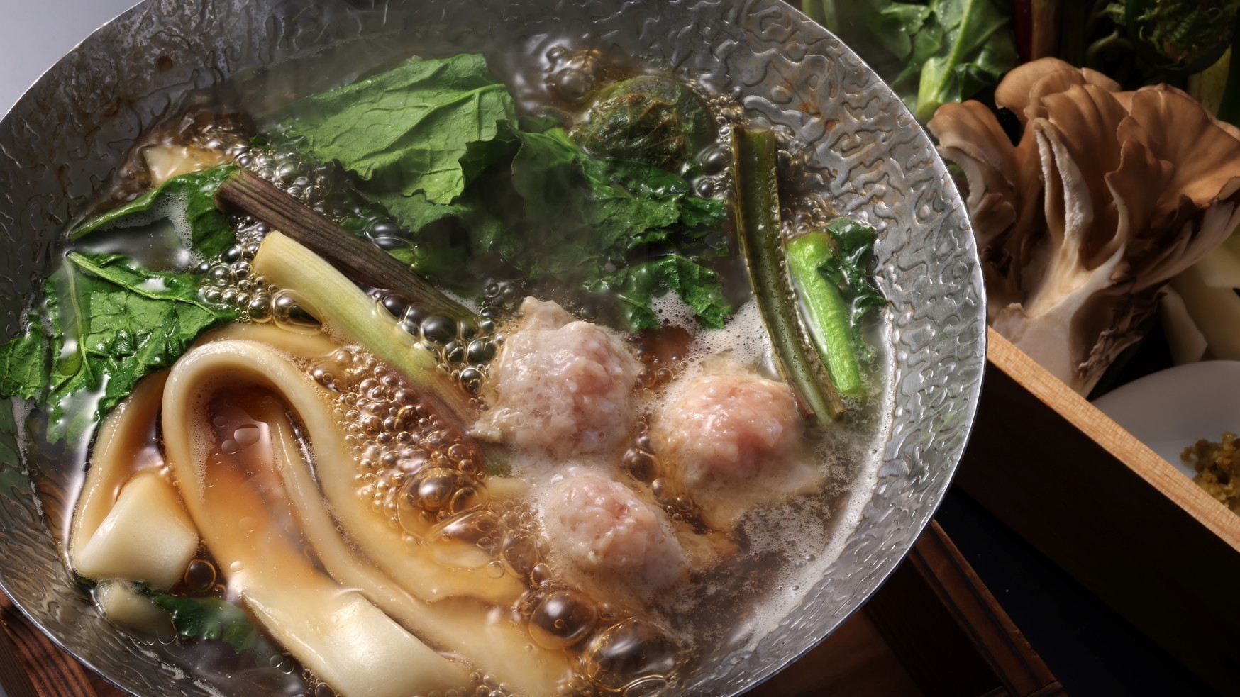 【春の特選会席】 筍とふきのとうの炭火焼き餅と、赤城牛・赤城鶏の山菜つみれ鍋コース（一泊二食）