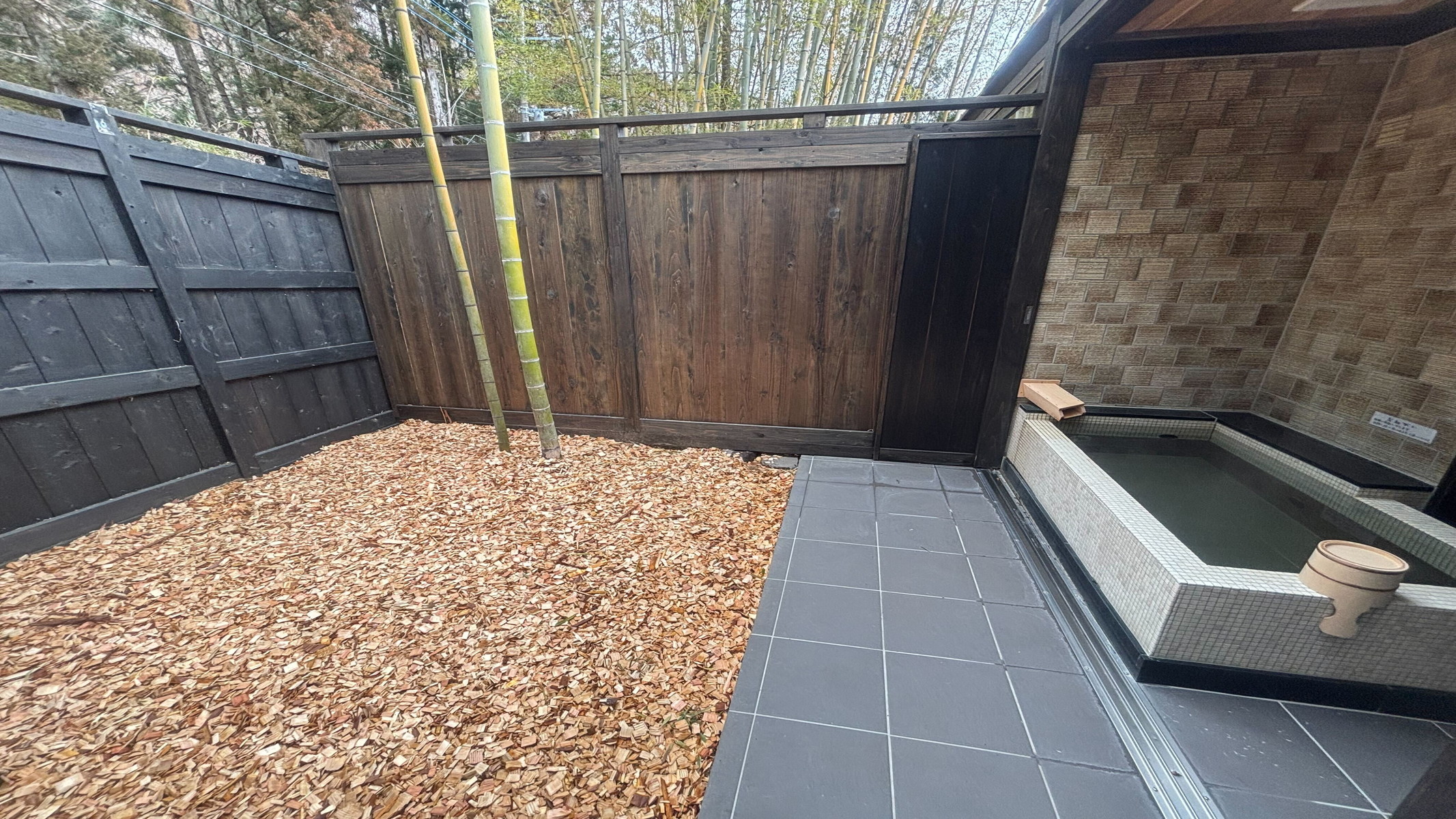 【デラックス和室】半露天風呂とプライベートドッグラン