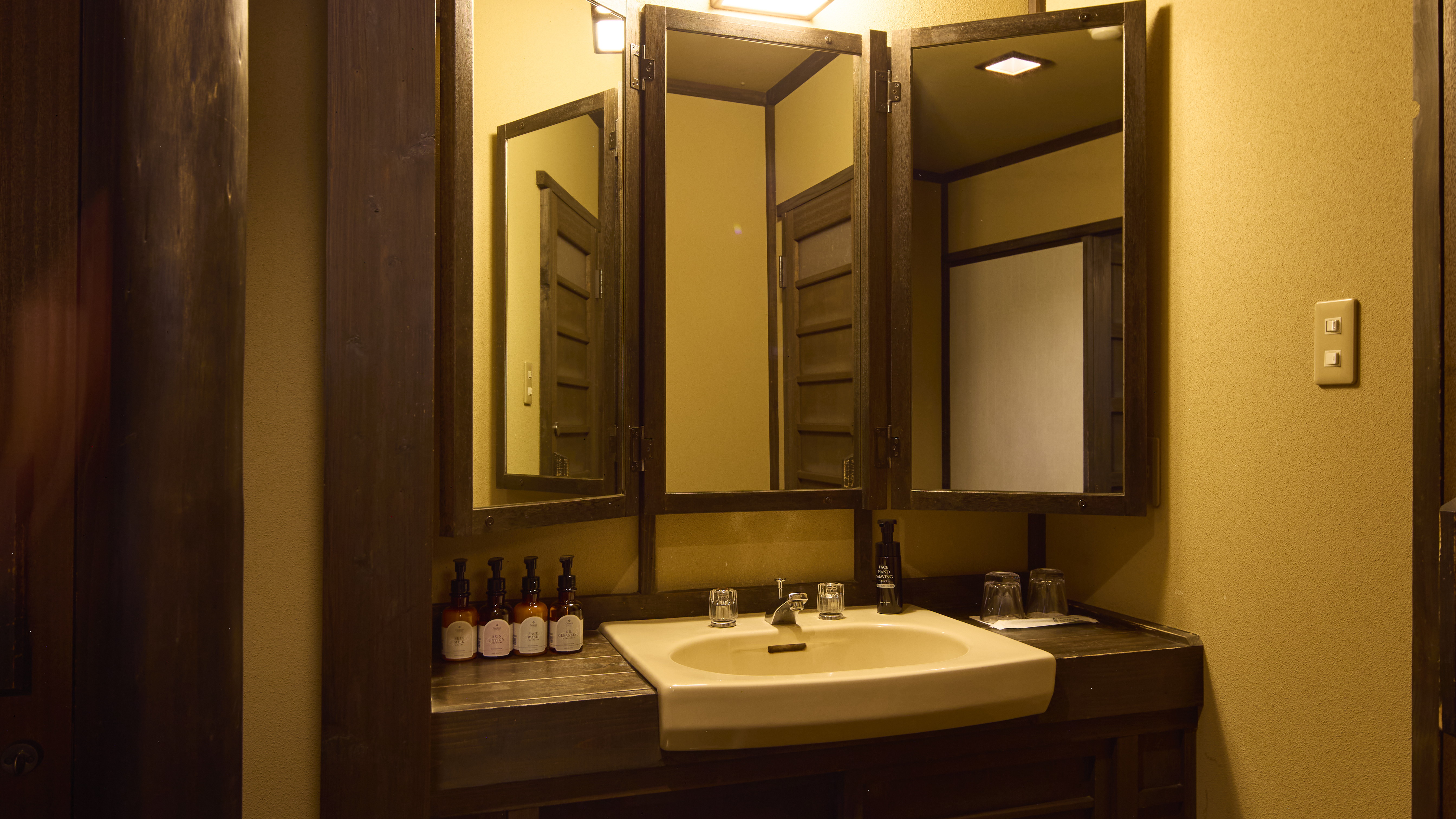 三面鏡の洗面台をご用意 ※離れ特別室を除く