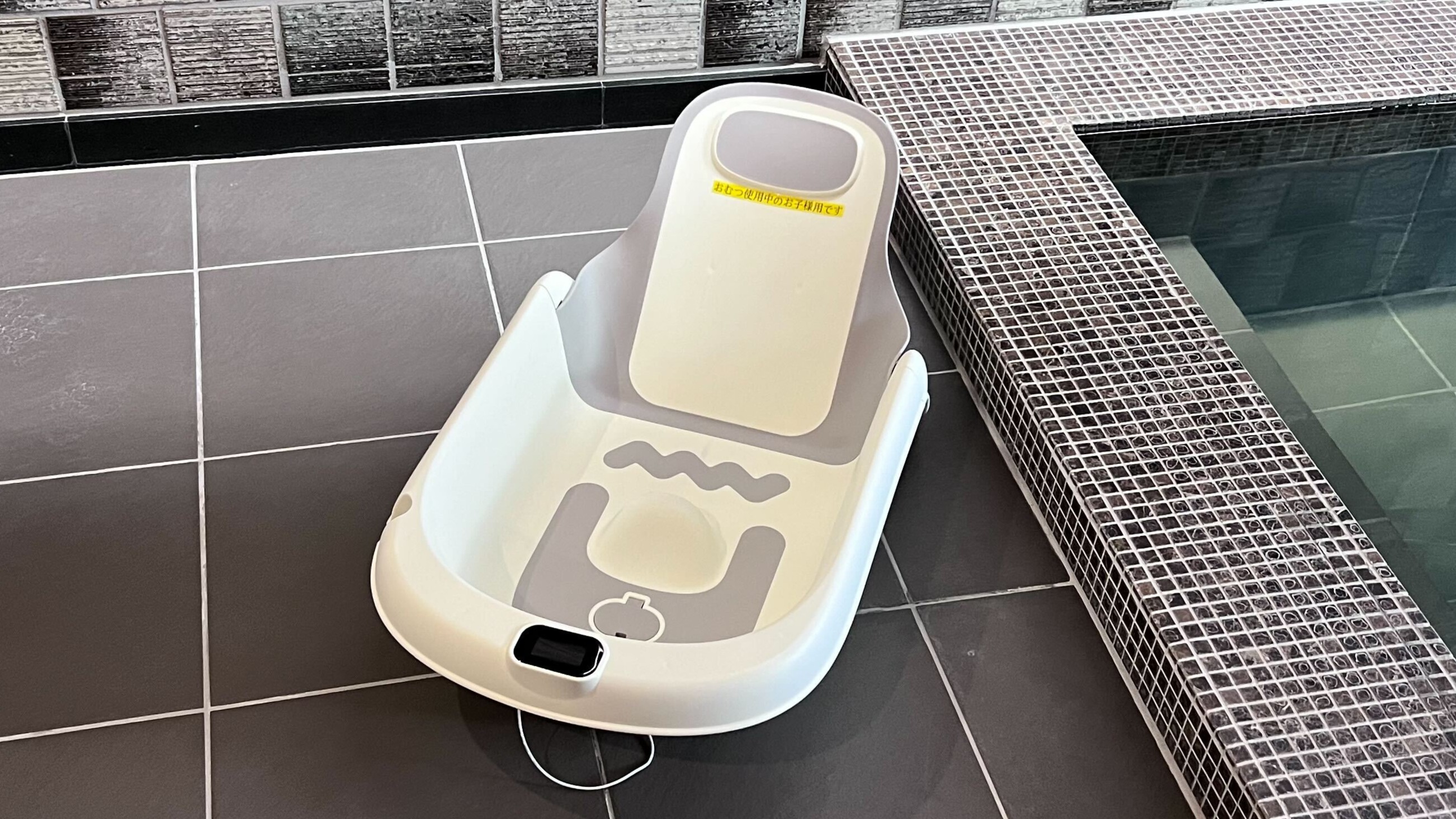 ベビーバス。各内湯脱衣所にご用意しておりますので、お客様自身で浴室内にお持ち込み下さい。