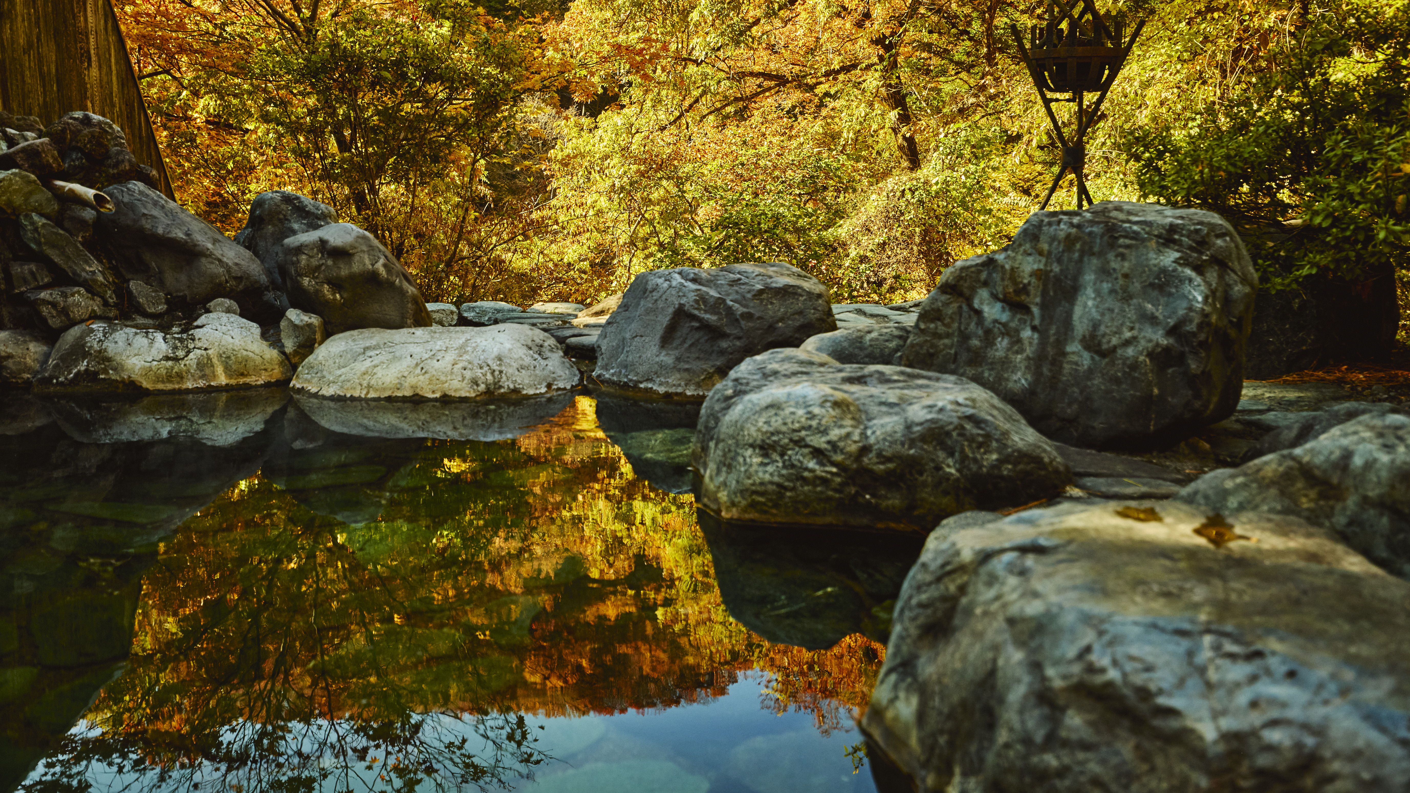 錦秋に染まる山々と露天風呂