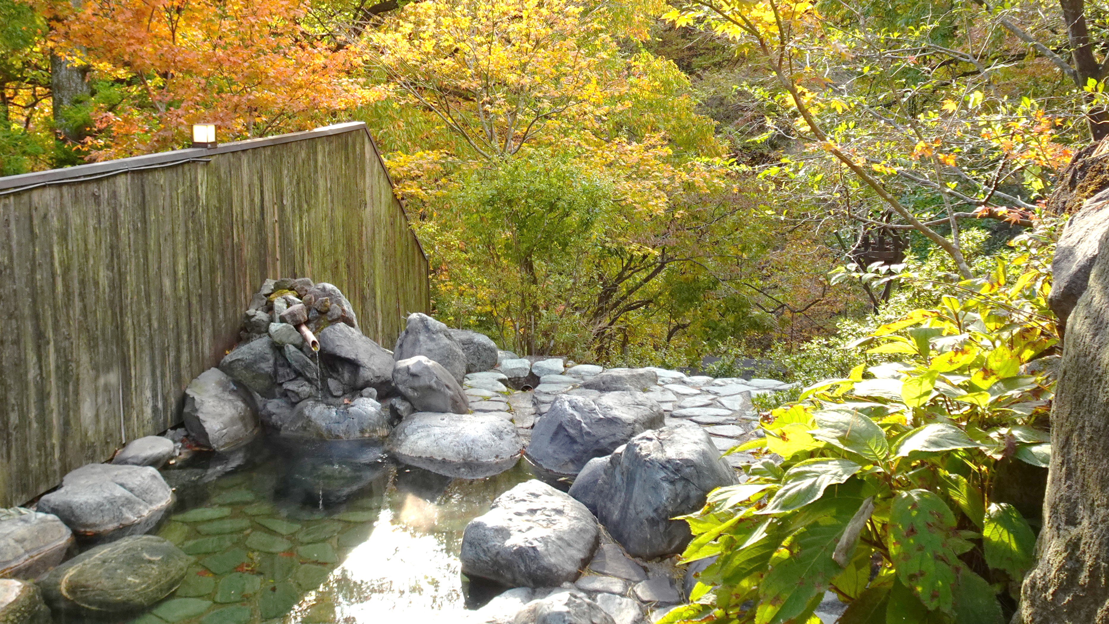紅葉時期の露天風呂