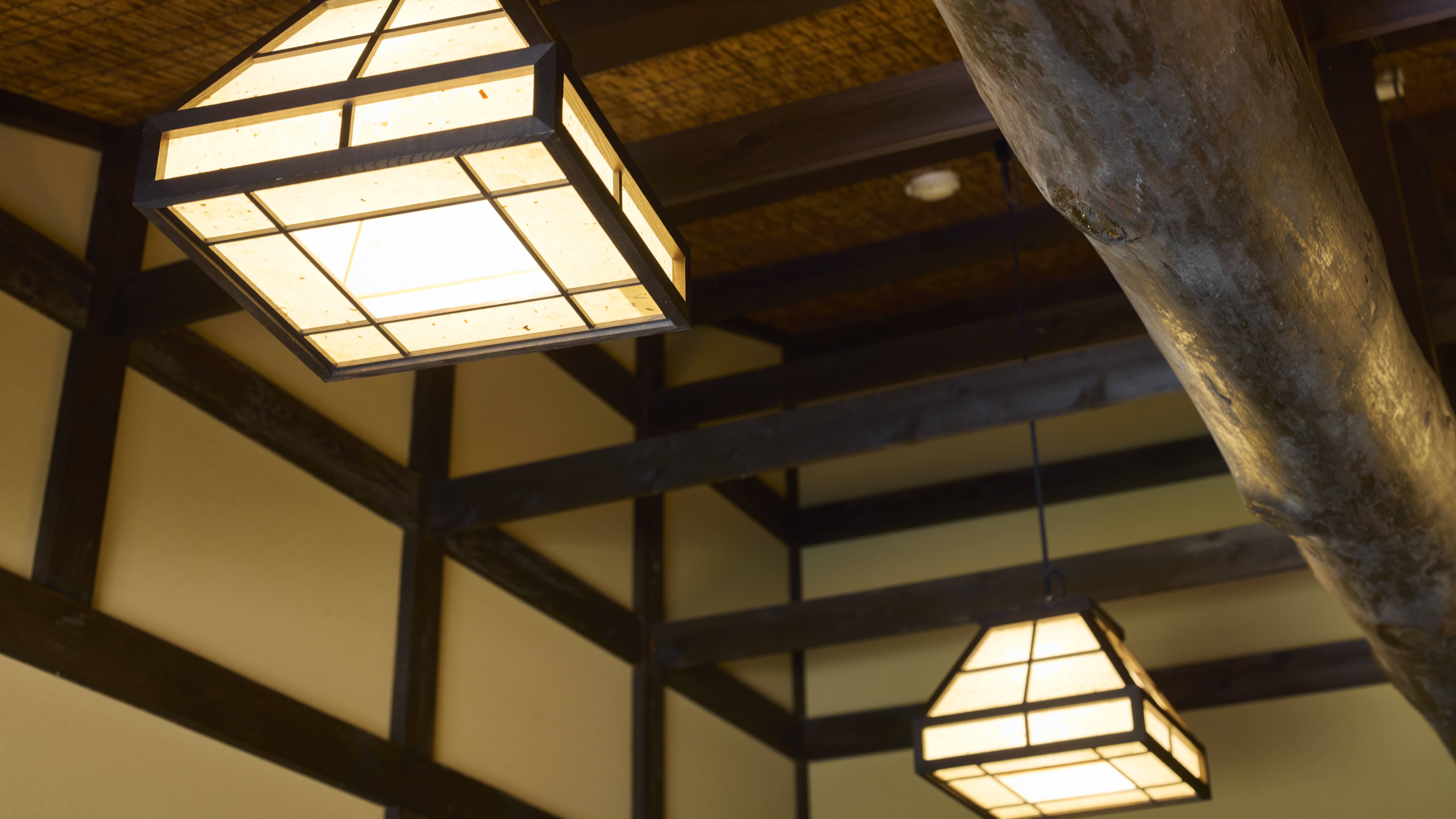 【スーペリア和室】葦の天井と大きな木の梁に趣を感じられます