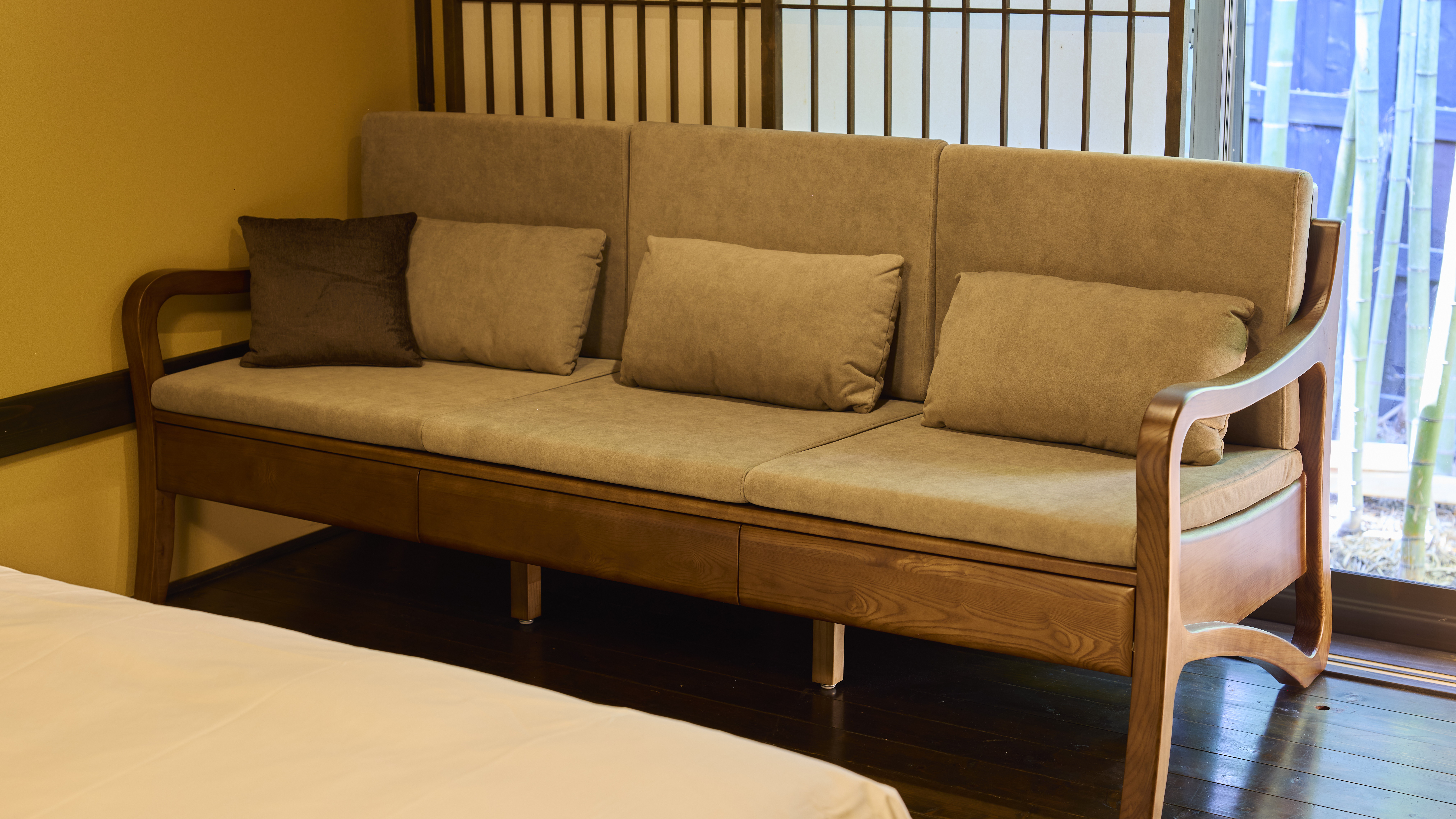 【コンフォート和室】大きなソファでおくつろぎください