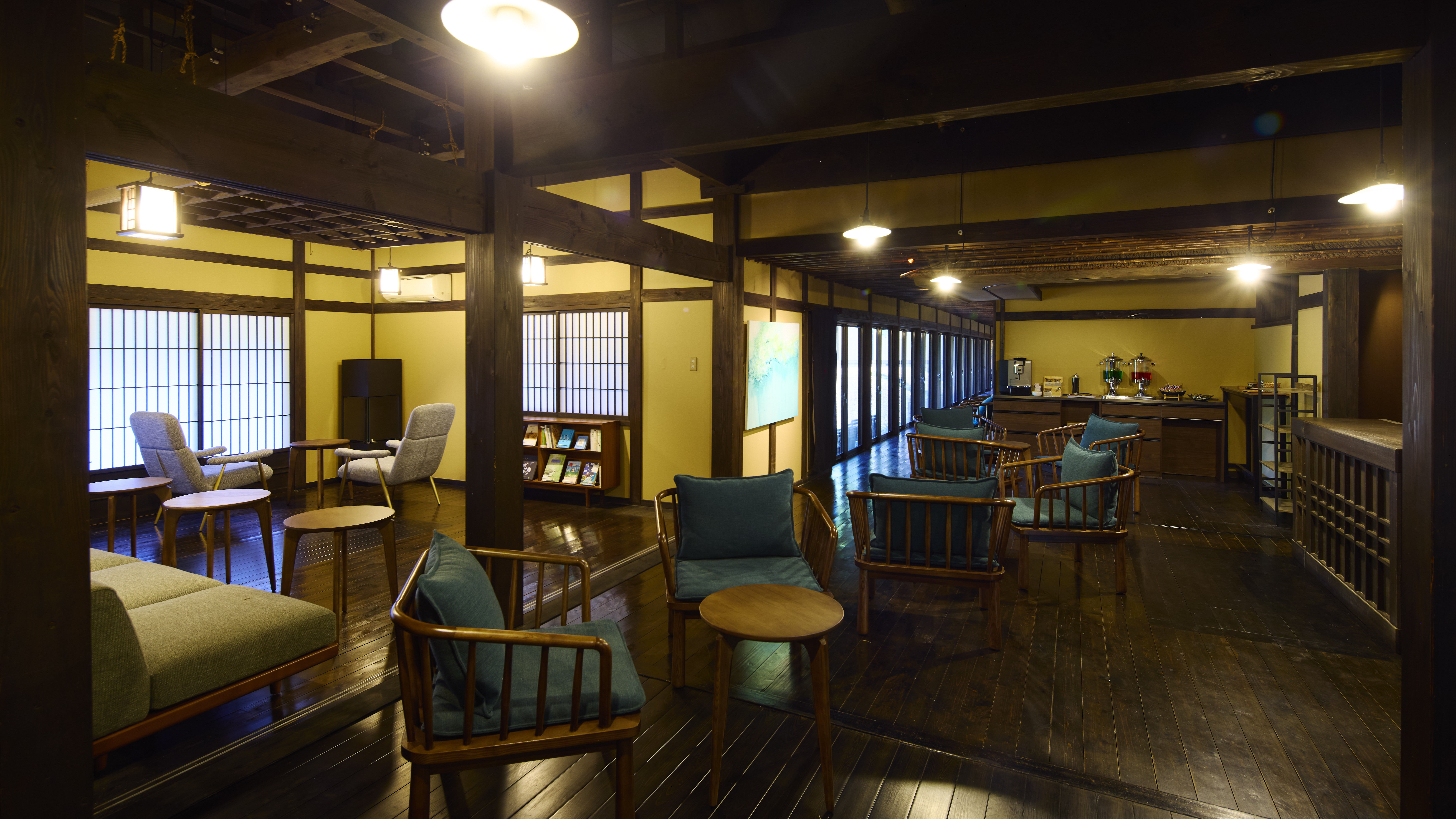 ロビーラウンジでは、フリードリンクやわんちゃんのおやつもご用意